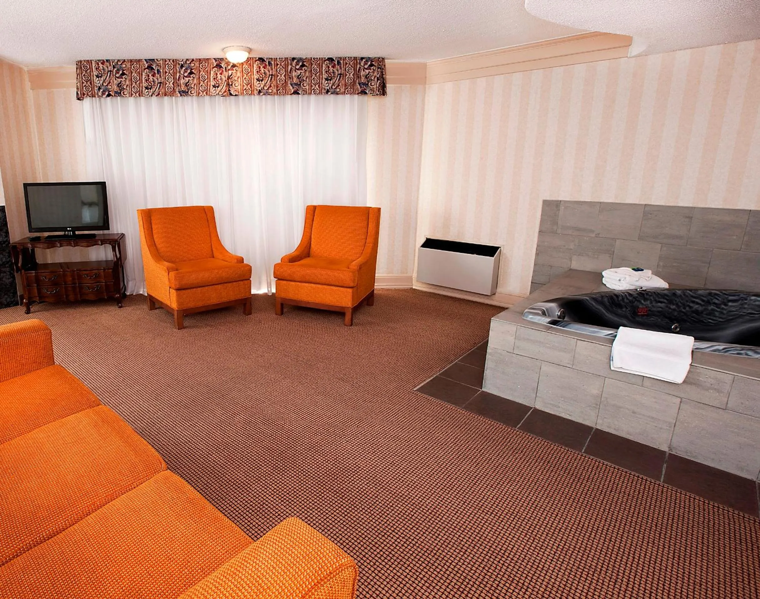 Junior Suite and Whirlpool in Clifton Victoria Inn at the Falls