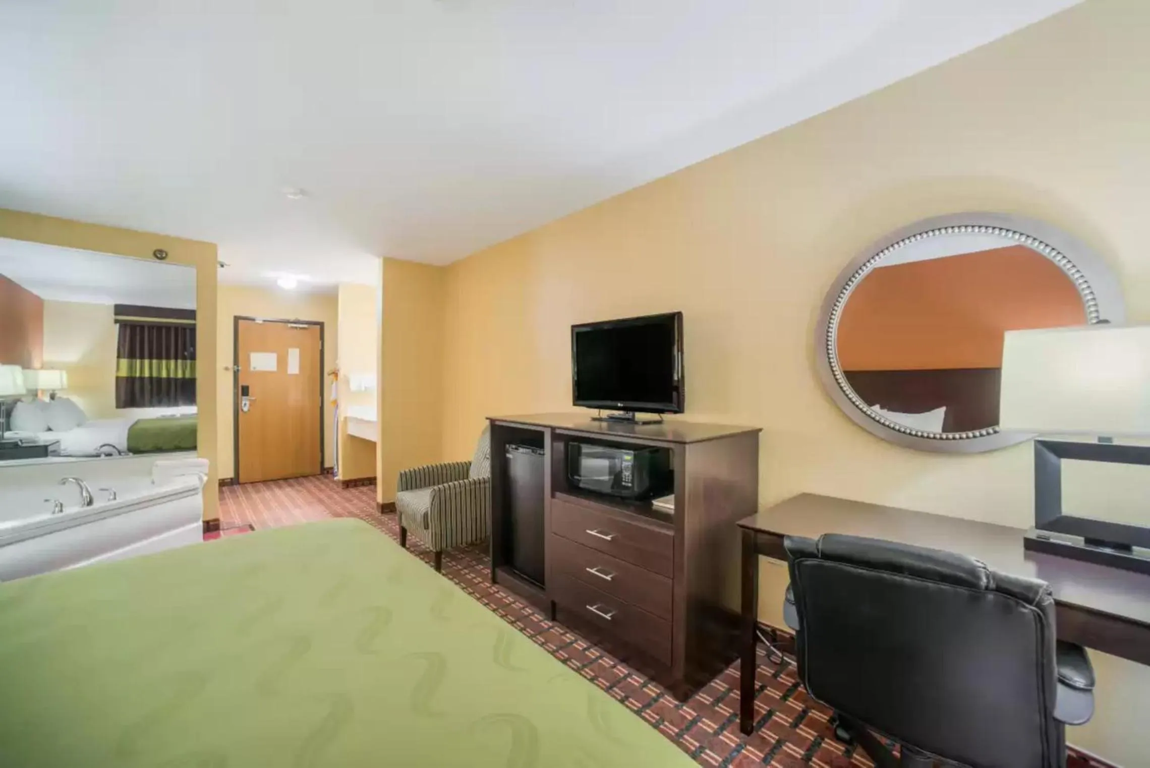 Large King Room with Whirlpool - Non Smoking in Quality Inn O'Fallon IL - St Louis