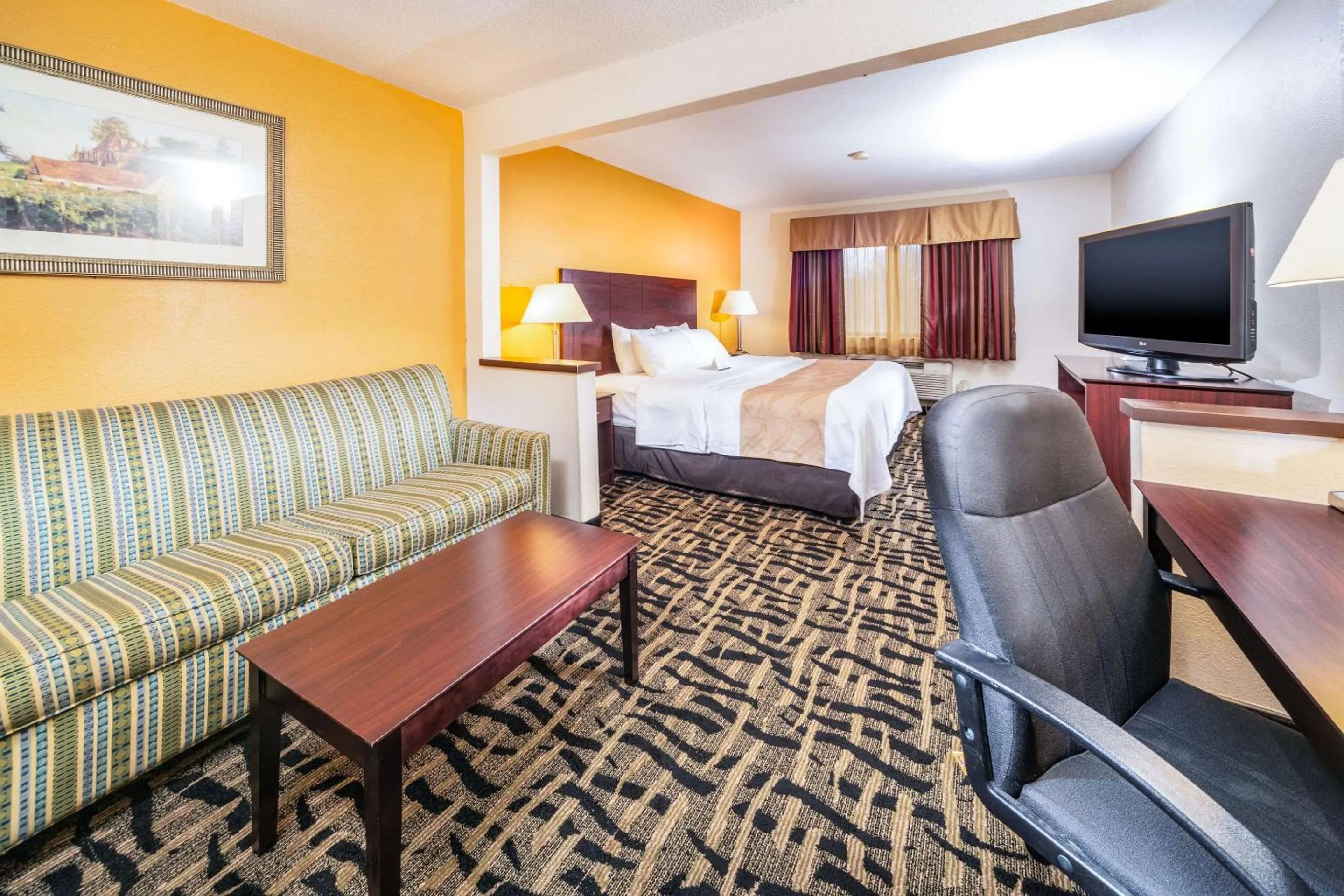King Suite with Sofa Bed - Non-Smoking in Quality Inn & Suites Danville East