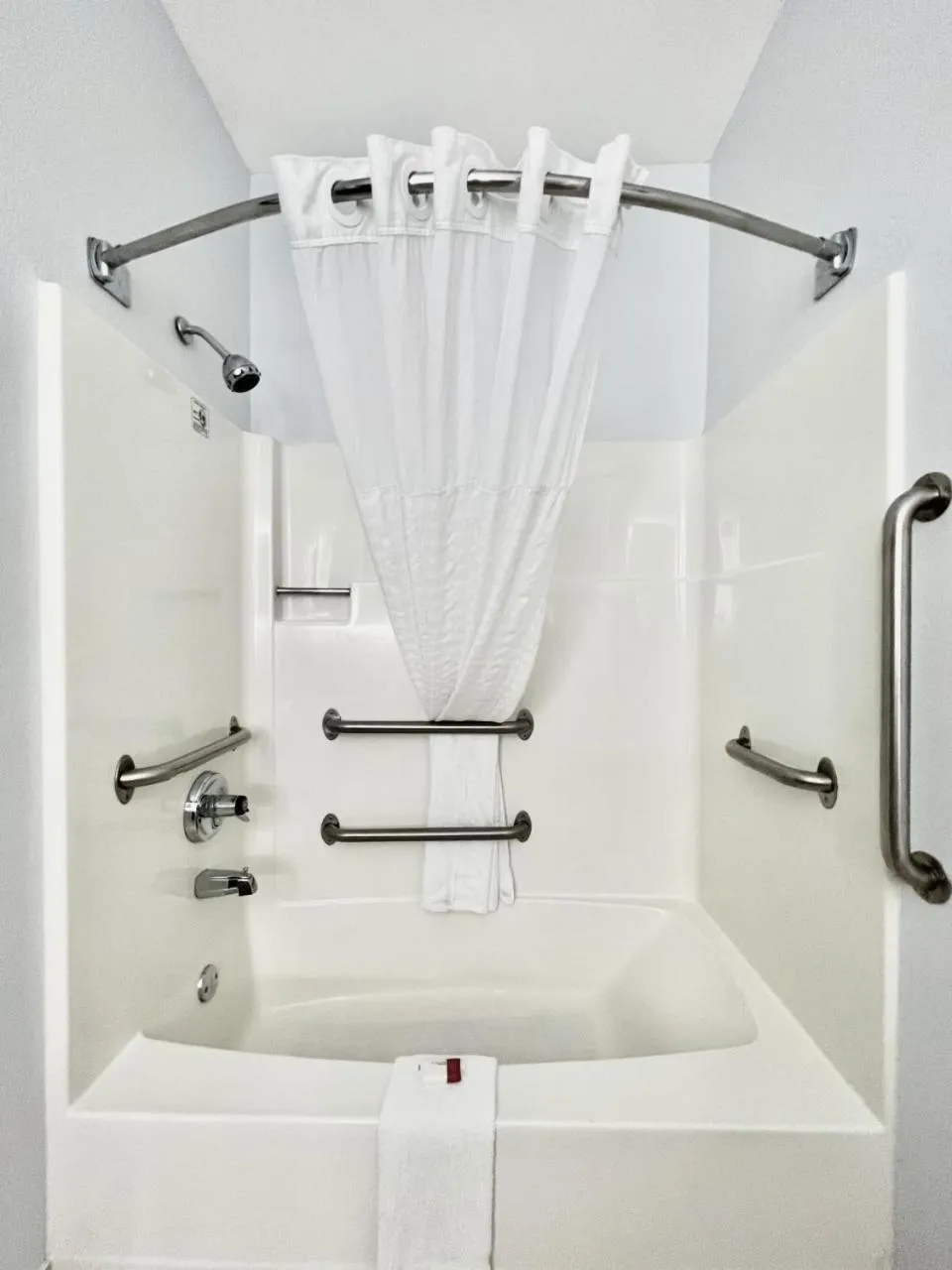 1 Queen Bed, Mobility Accessible Room, Bathtub w/ Grab Bars, Non-Smoking in AmericInn by Wyndham Quincy