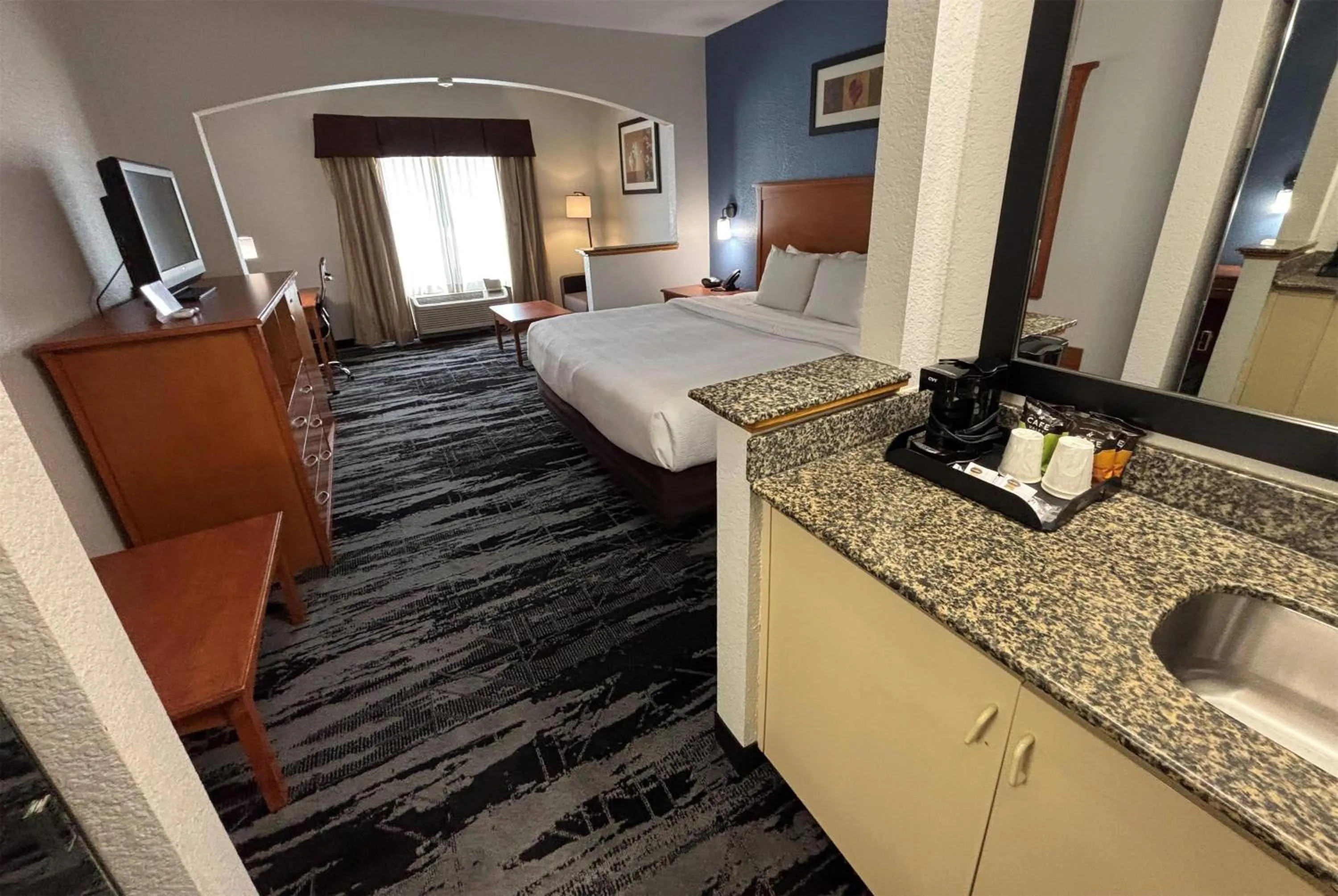 Deluxe King Room Pet Friendly- Non-Smoking in Baymont by Wyndham Marion
