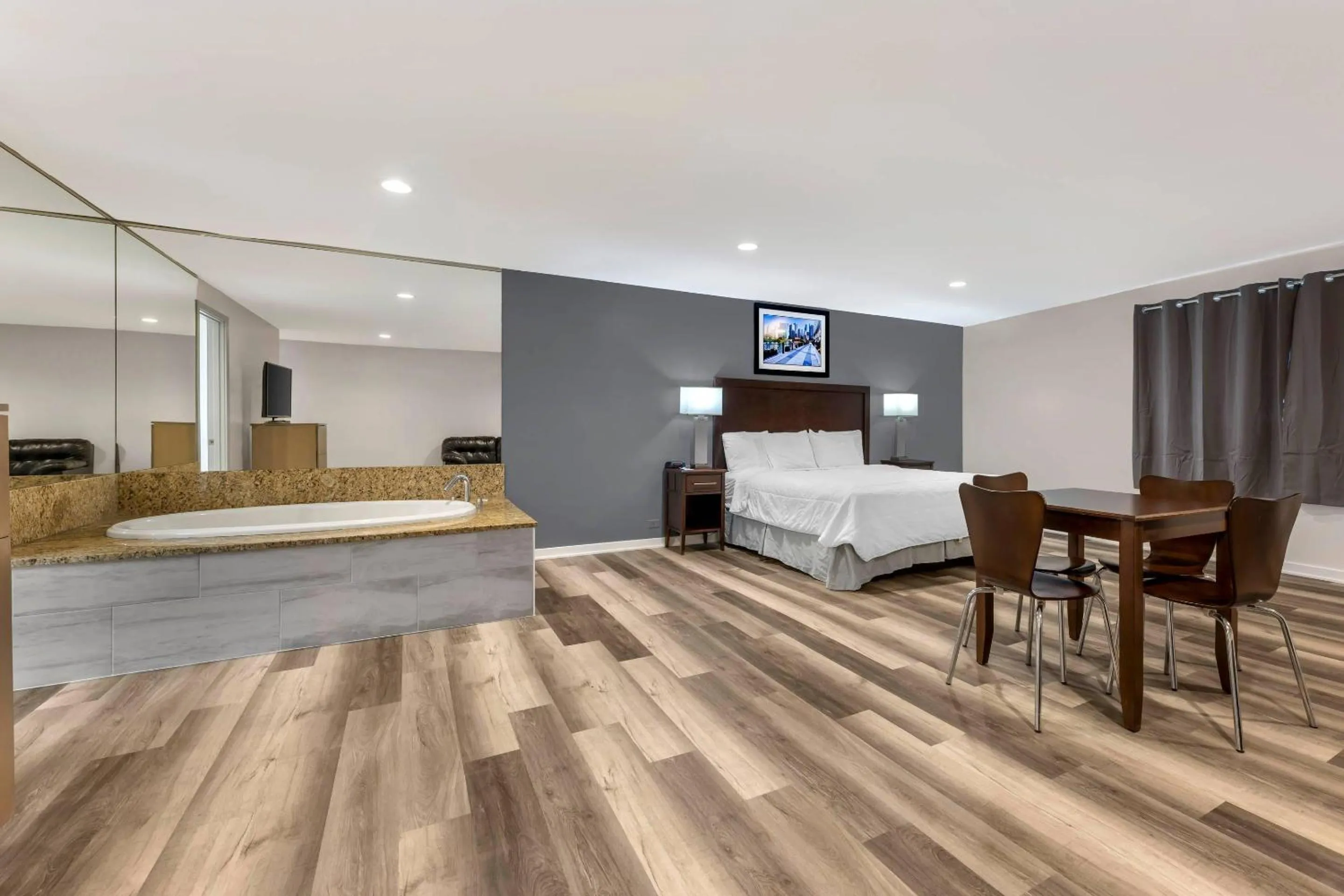 King Suite with Spa Bath - Non-Smoking in Rodeway Inn Lyons - La Grange