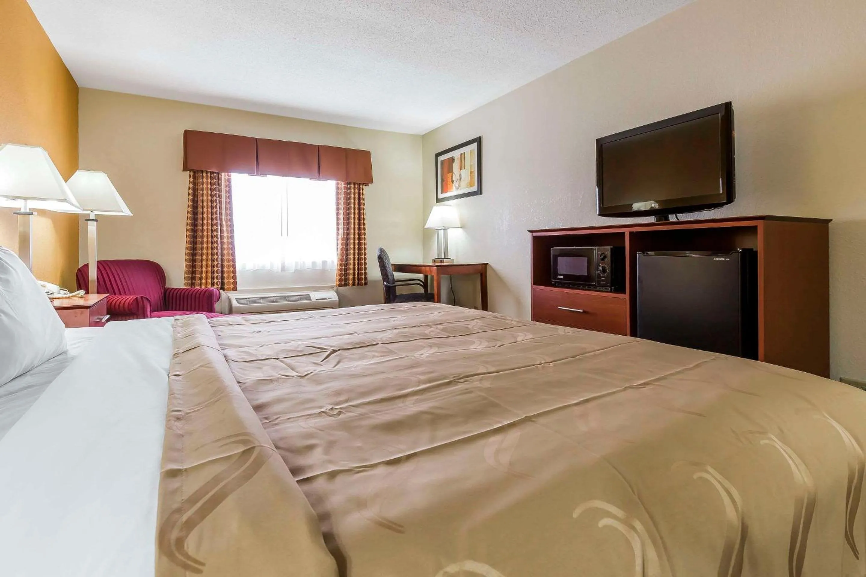 King Room - Accessible/Non-Smoking in Quality Inn Sycamore - DeKalb