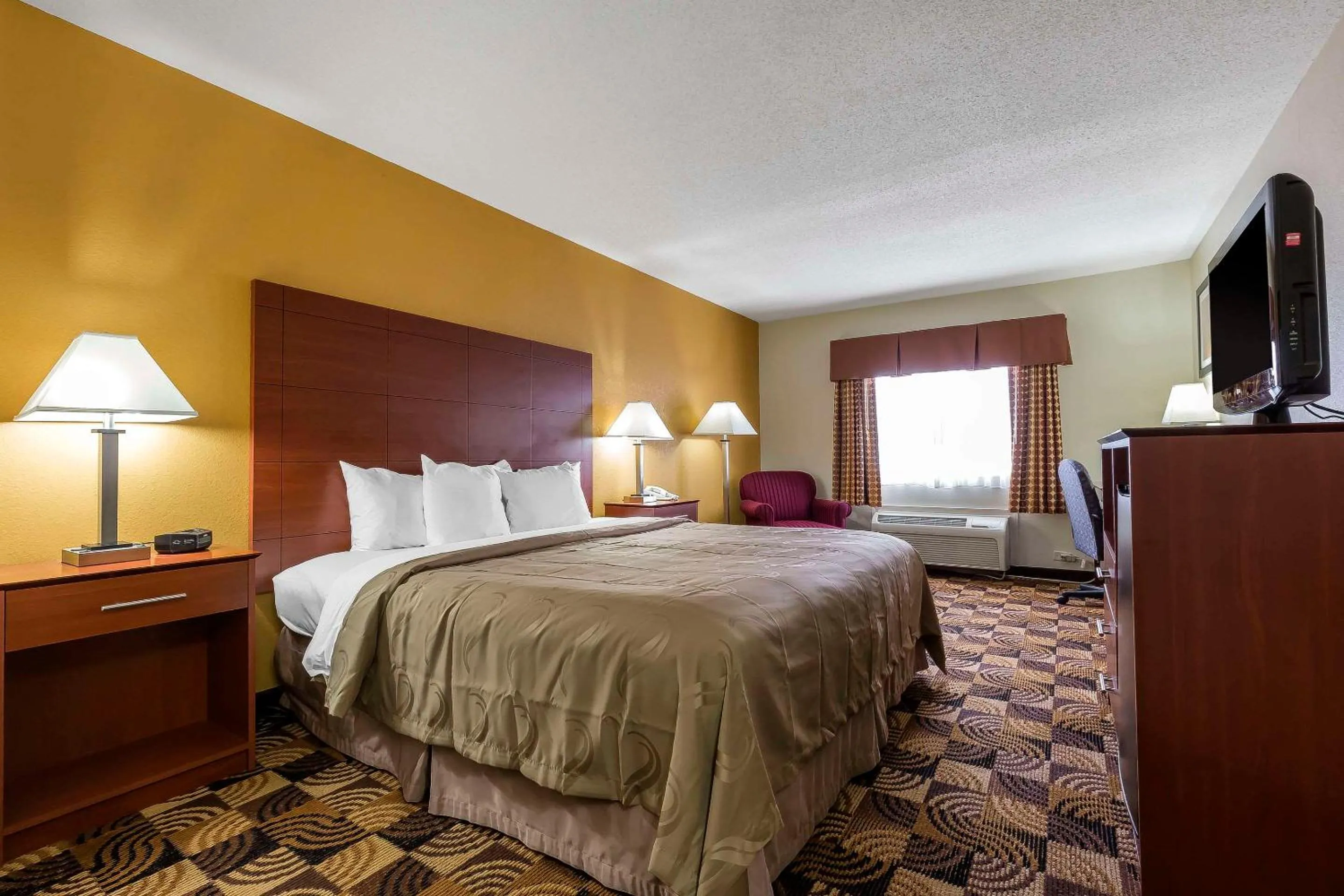 King Room - Non-Smoking in Quality Inn Sycamore - DeKalb