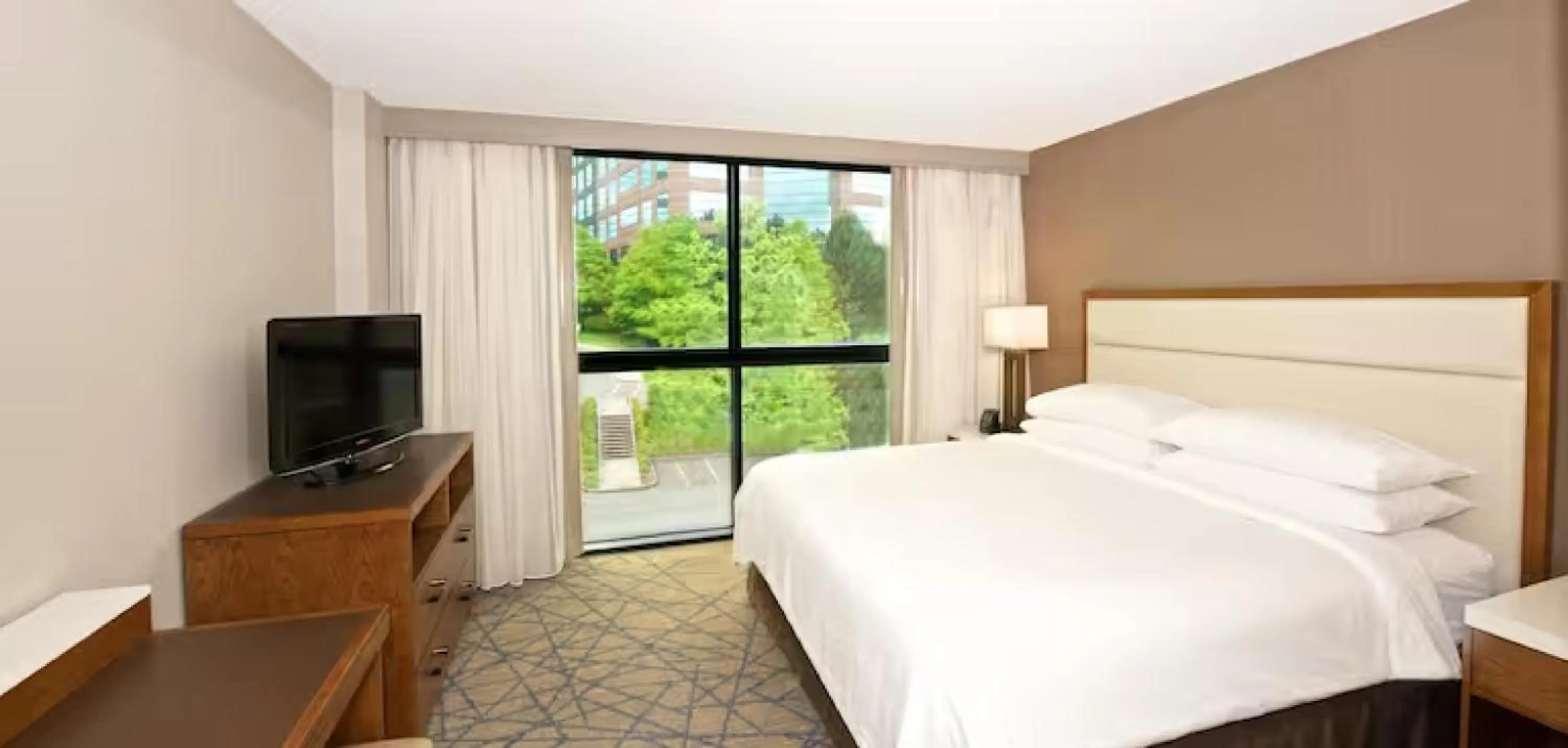 King Suite with Accessible Tub - Mobility and Hearing Access/Non-Smoking in Embassy Suites by Hilton Seattle North Lynnwood
