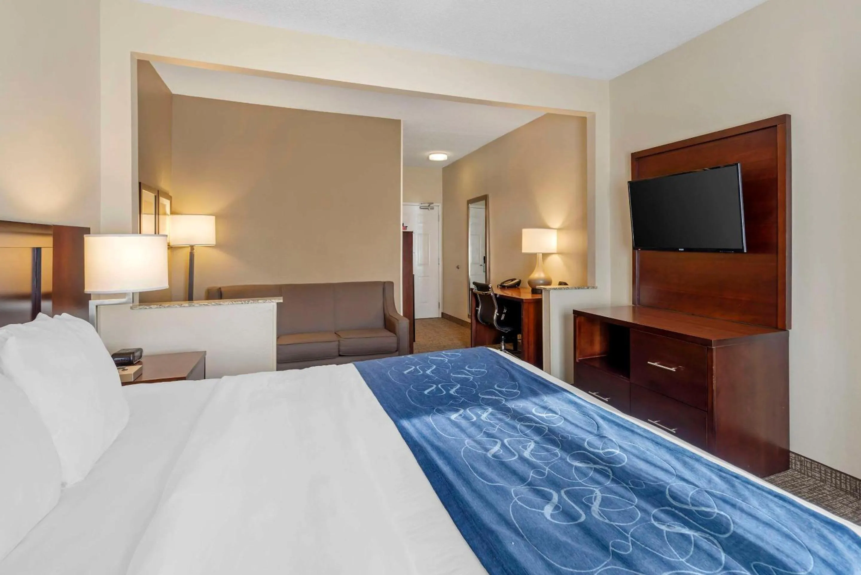 King Suite - Accessible/Non-Smoking in Comfort Suites Normal University area