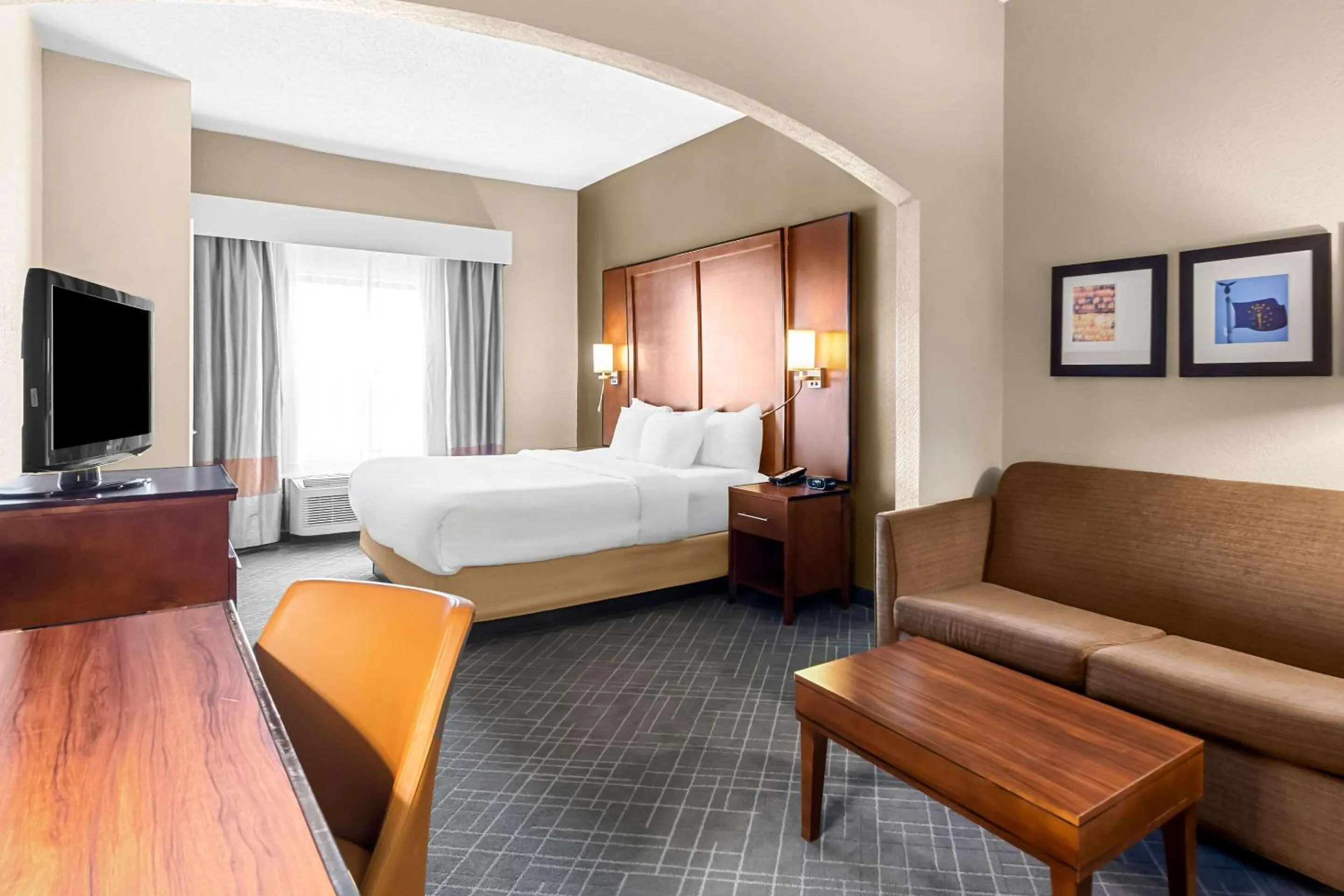King Suite - Accessible/Non-Smoking in Comfort Suites Vincennes