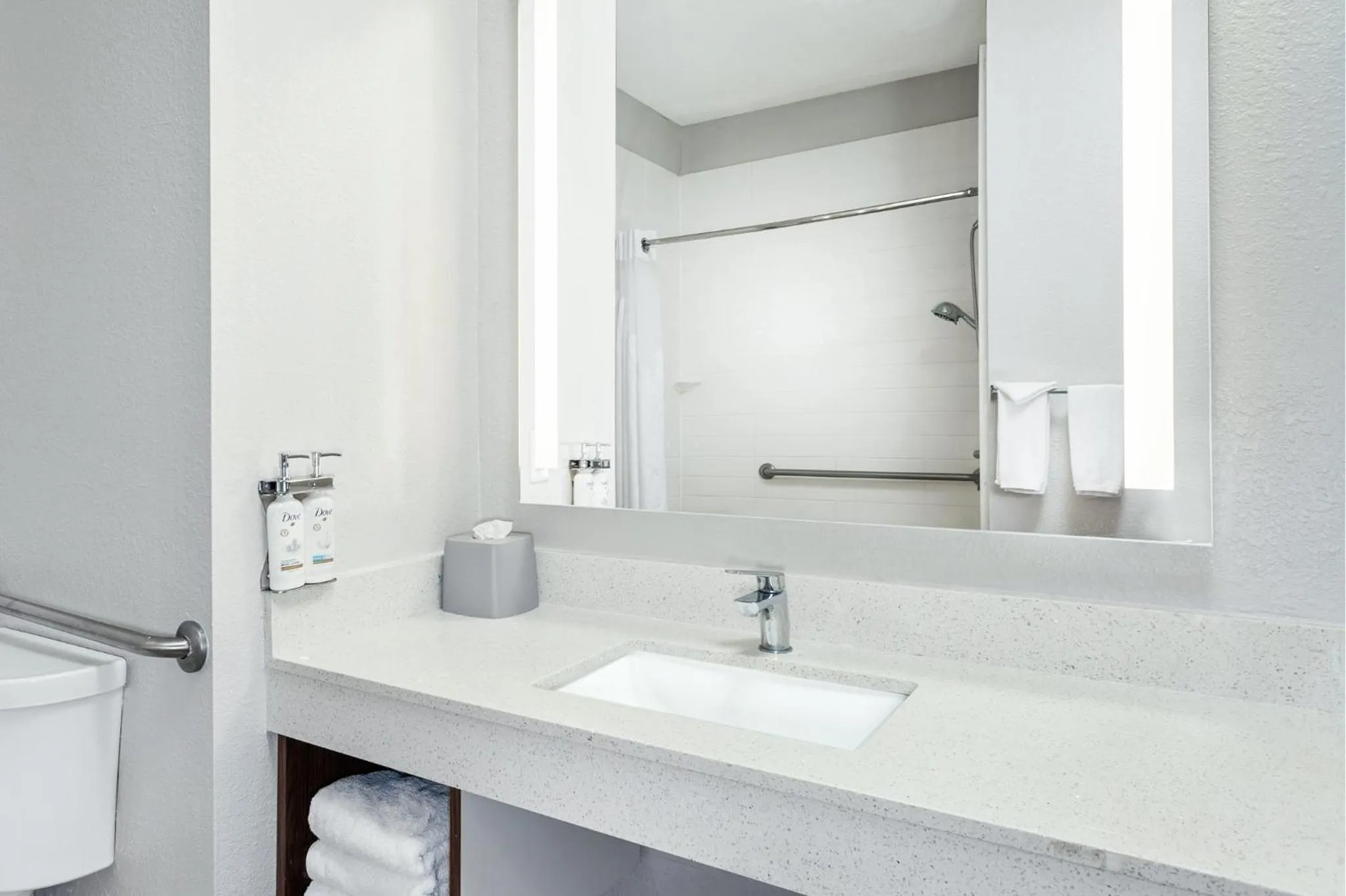 Double Suite - Mobility Access Tub/Non-Smoking in Holiday Inn Express & Suites Carmel North – Westfield by IHG
