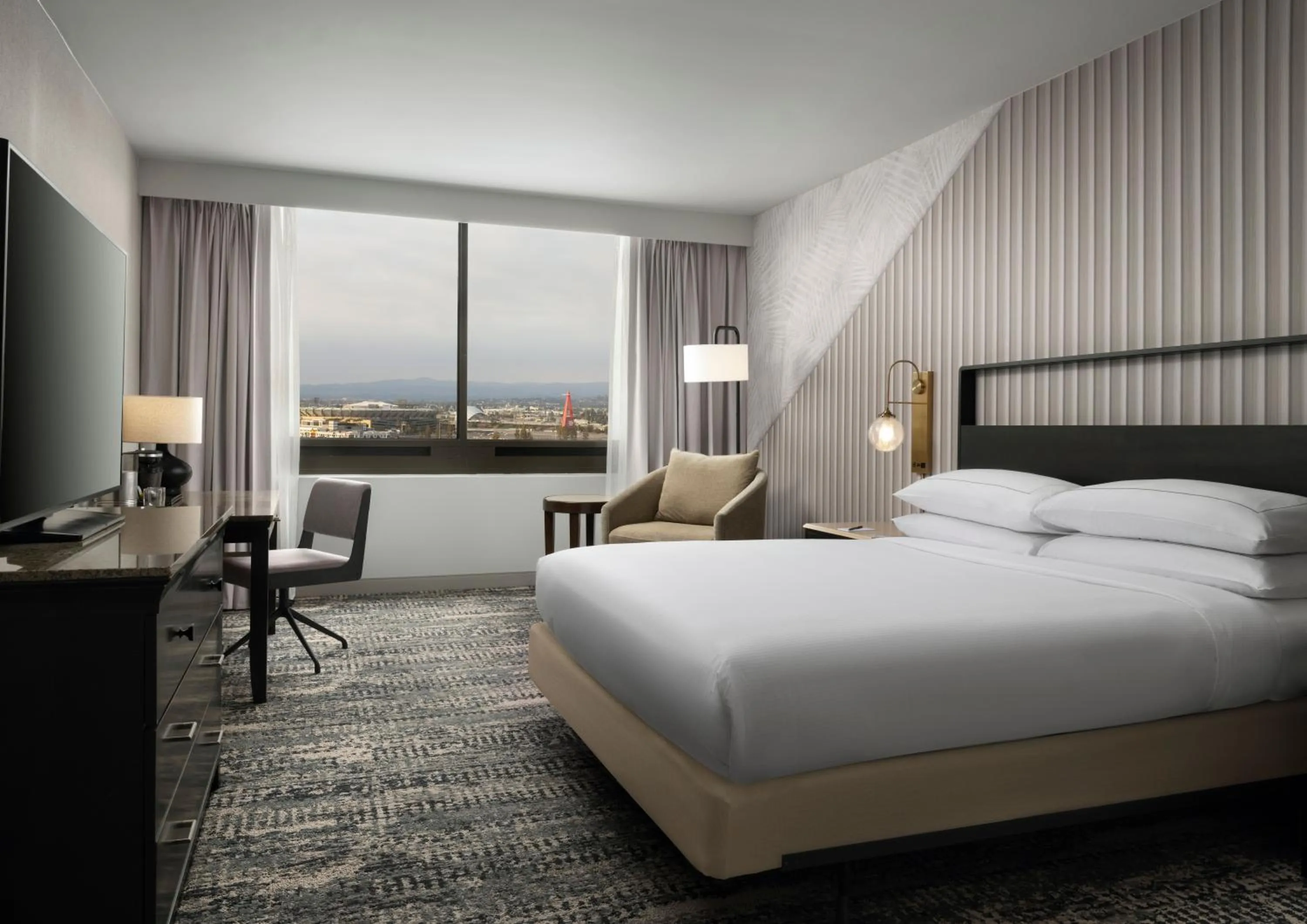 King Room with Accessible Tub - Mobility Access in Hotel Fera Anaheim, a DoubleTree by Hilton Hotel