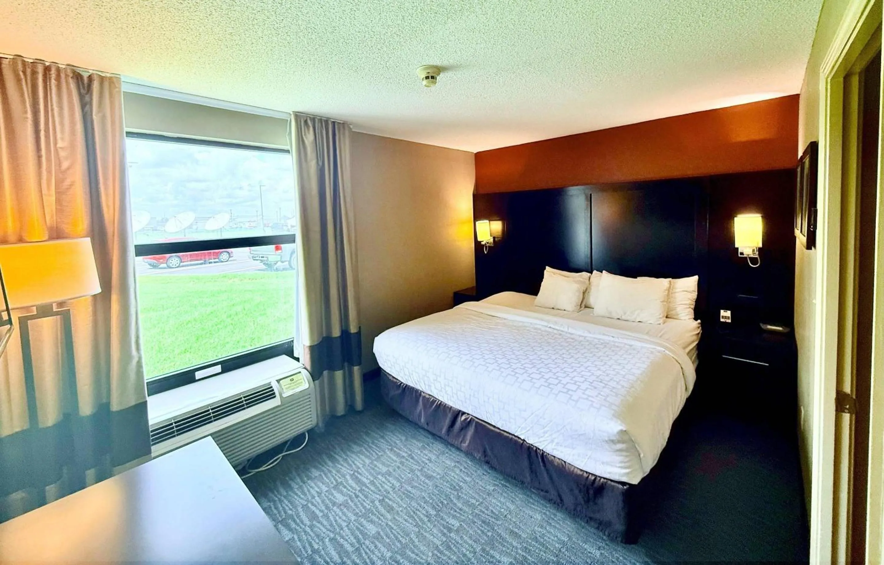 King Suite - Non-Smoking in Clarion Inn & Suites Evansville Eastland Area