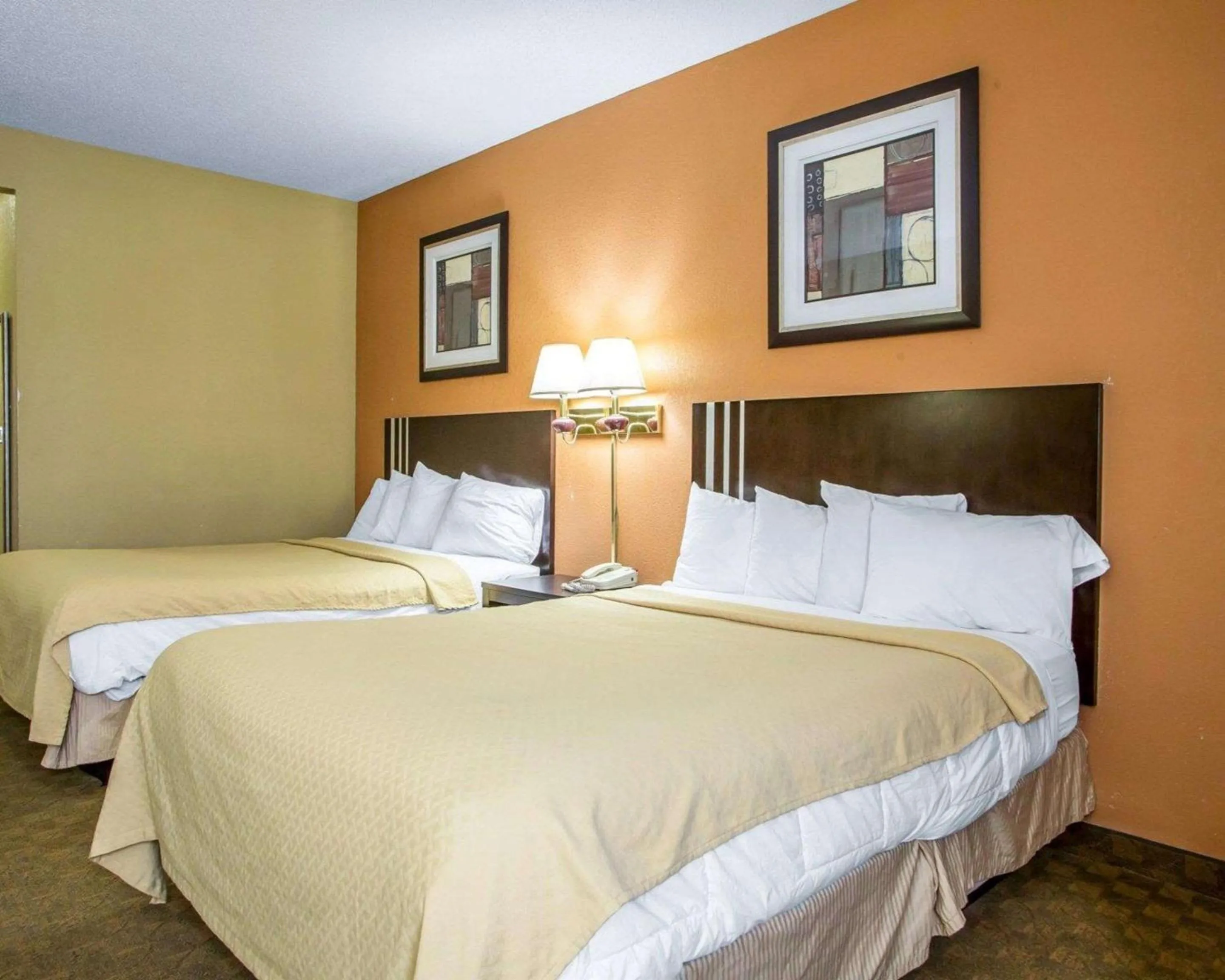 Queen Room with Two Queen Beds - Non-Smoking in Quality Inn Merrillville