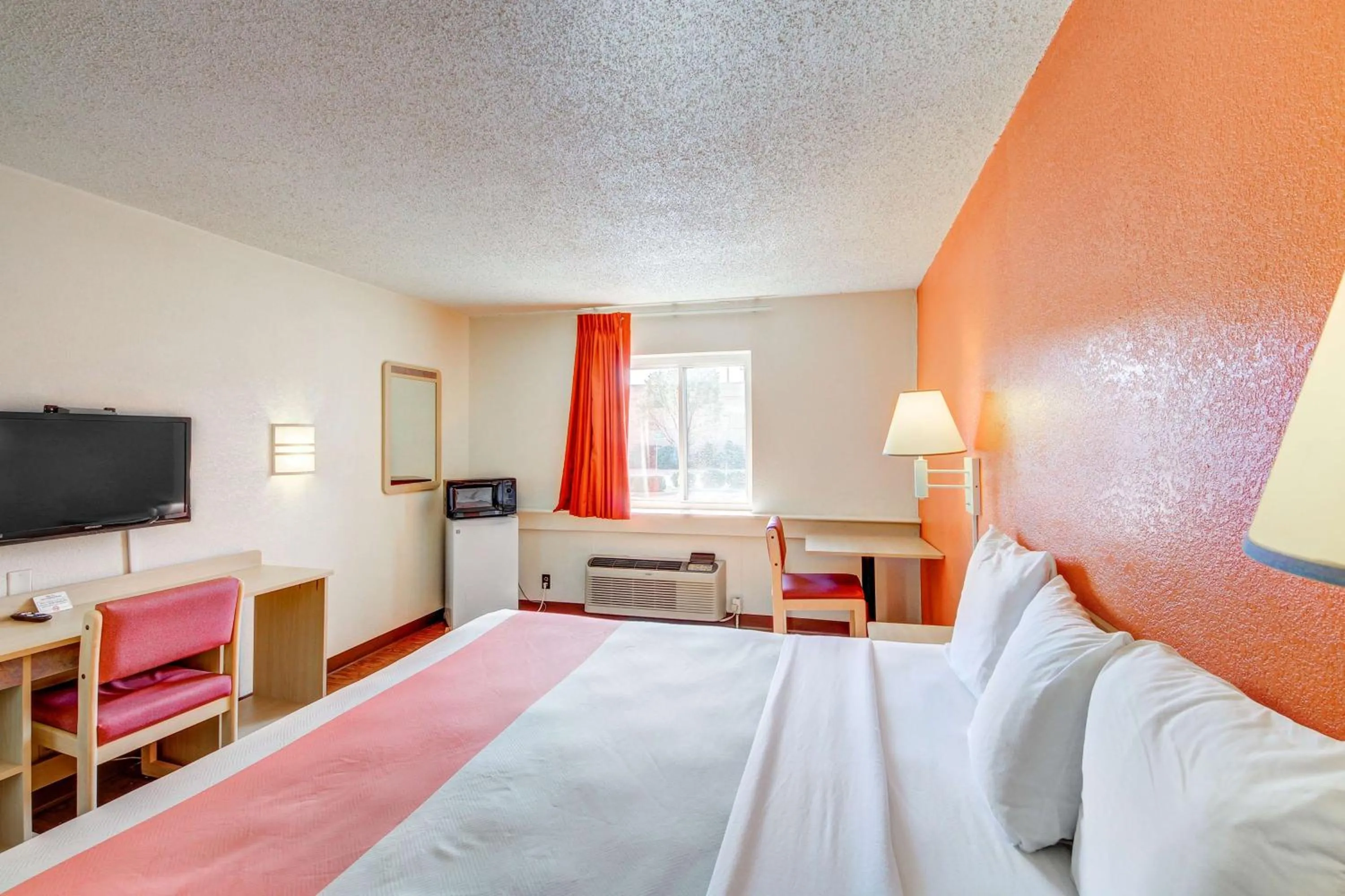 King Room - single occupancy - Non-Smoking in Motel 6-Wichita, KS
