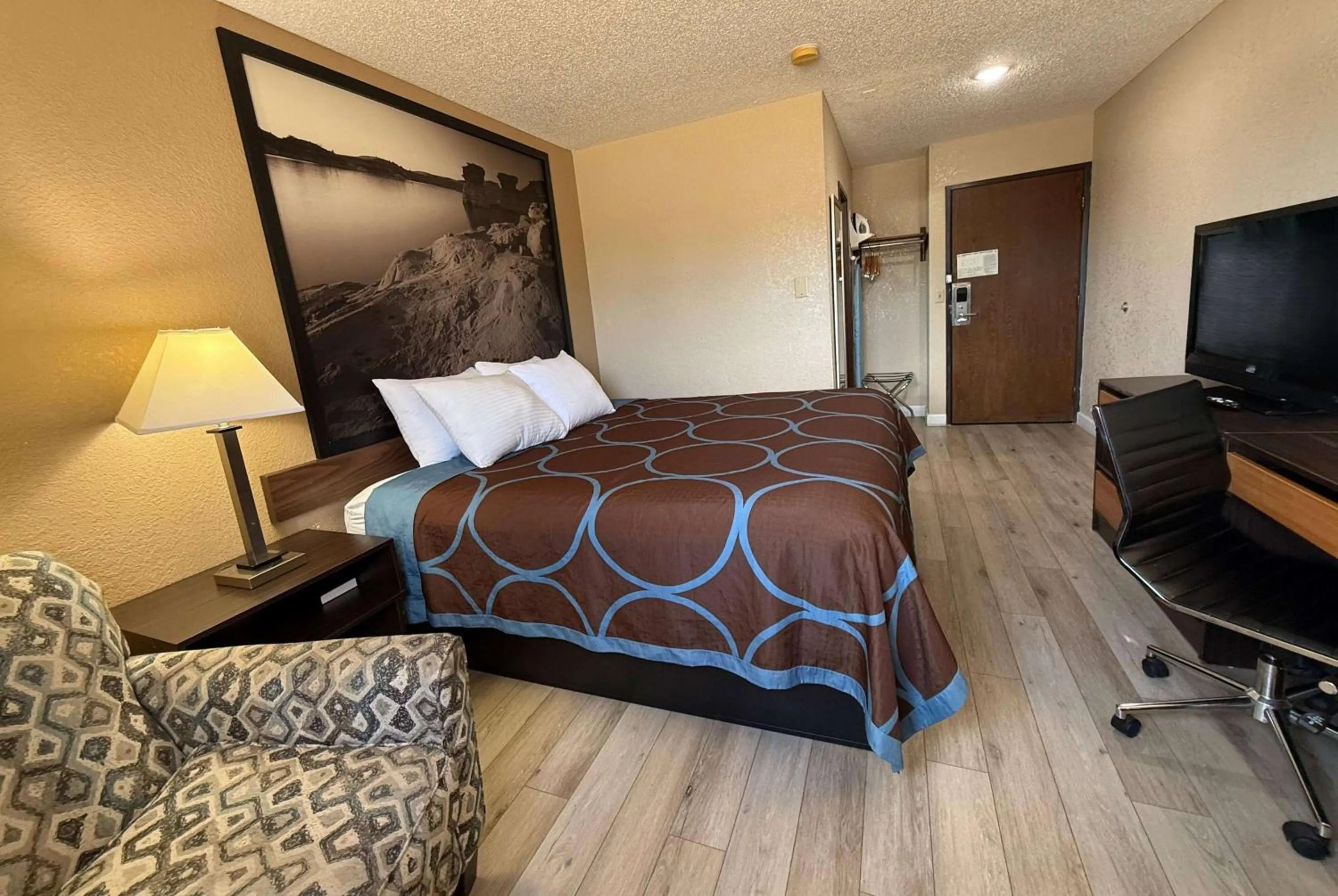 King Room - Non-Smoking in Super 8 by Wyndham Hutchinson