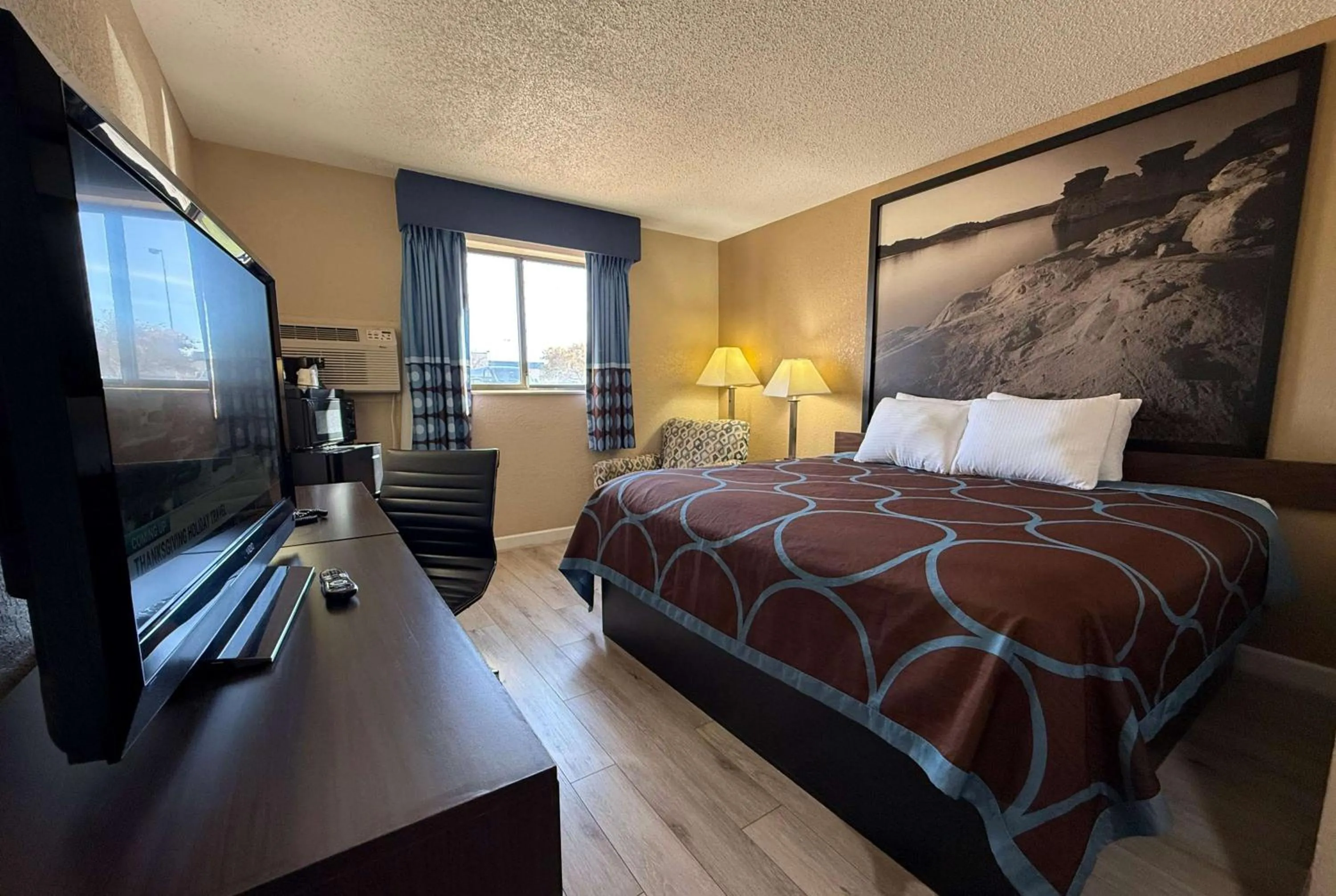 Queen Room - Disability Access - Non-Smoking in Super 8 by Wyndham Hutchinson