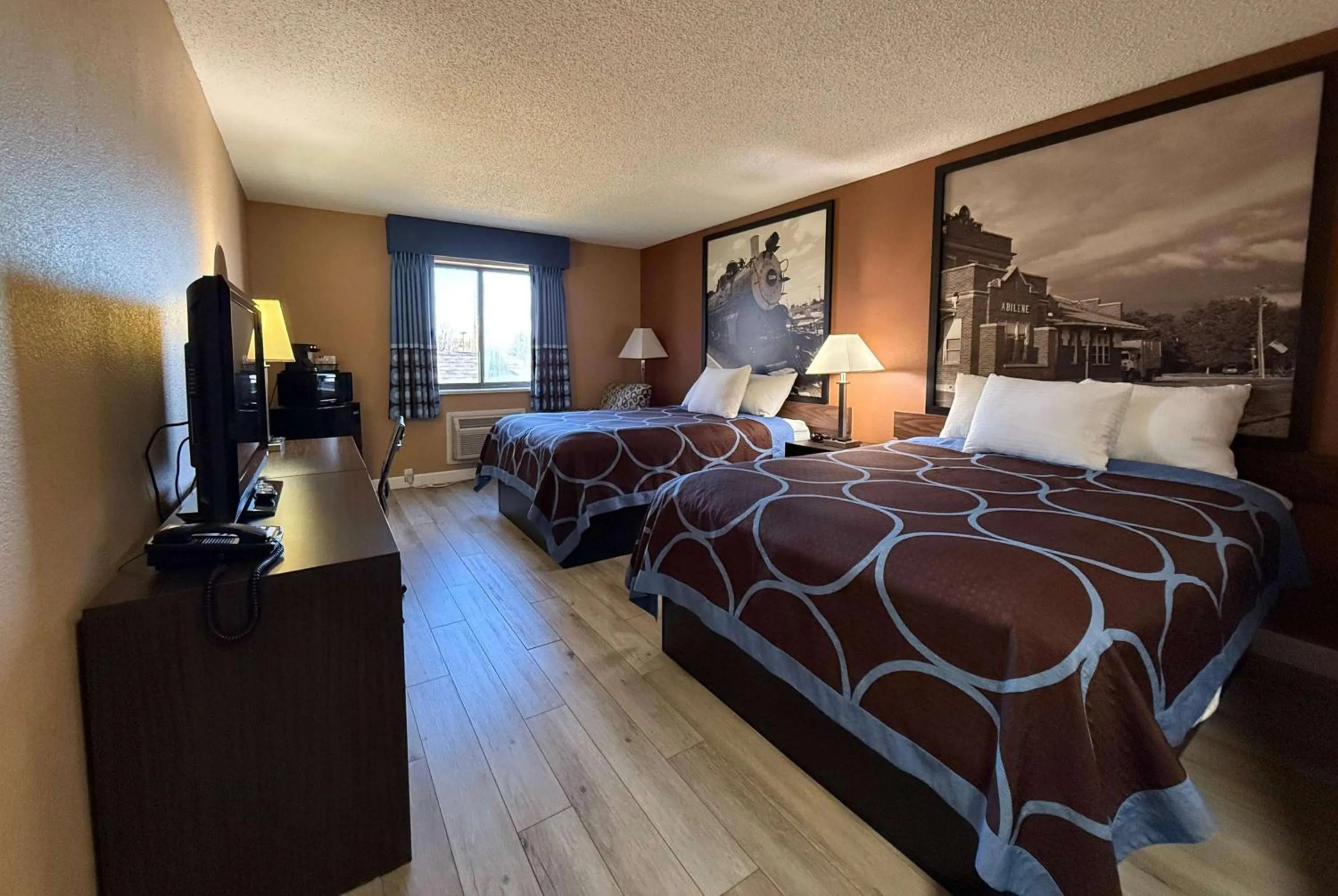 Queen Room with Two Queen Beds - Non-Smoking in Super 8 by Wyndham Hutchinson