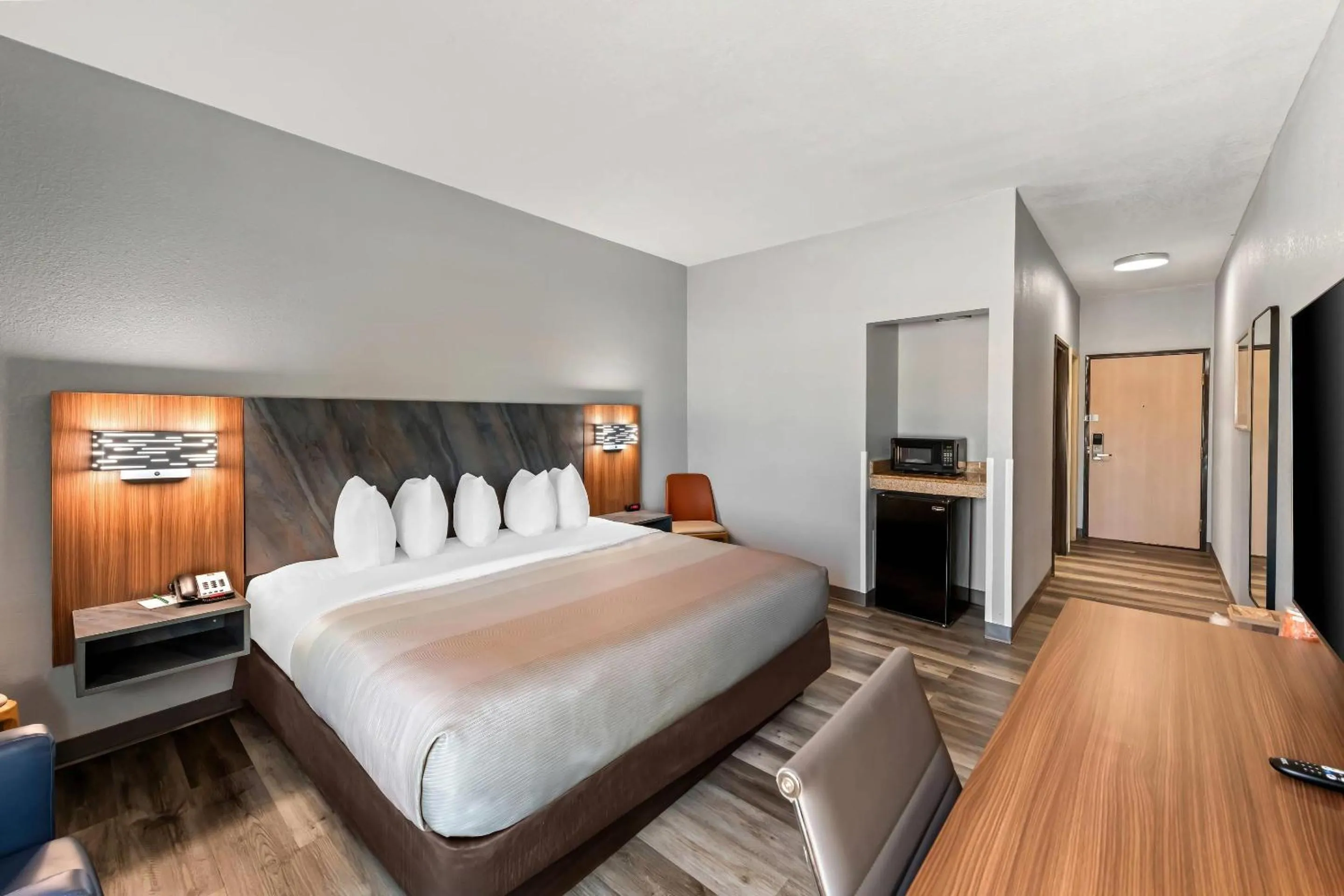 King Suite - Non-Smoking in Quality Inn & Suites Manhattan