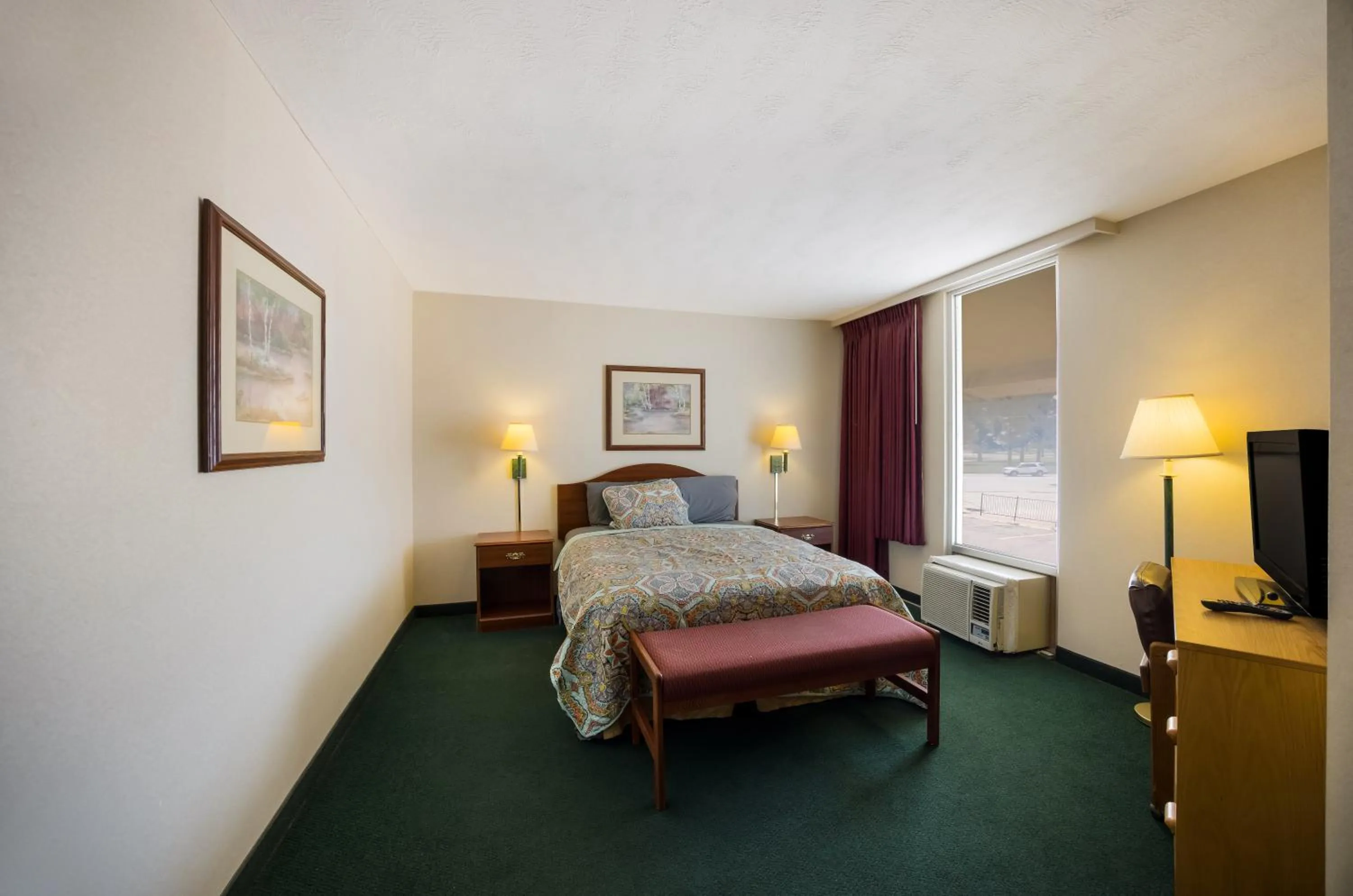 Family Suite 3 Queen Beds Non-Smoking in Travelodge by Wyndham Oakley