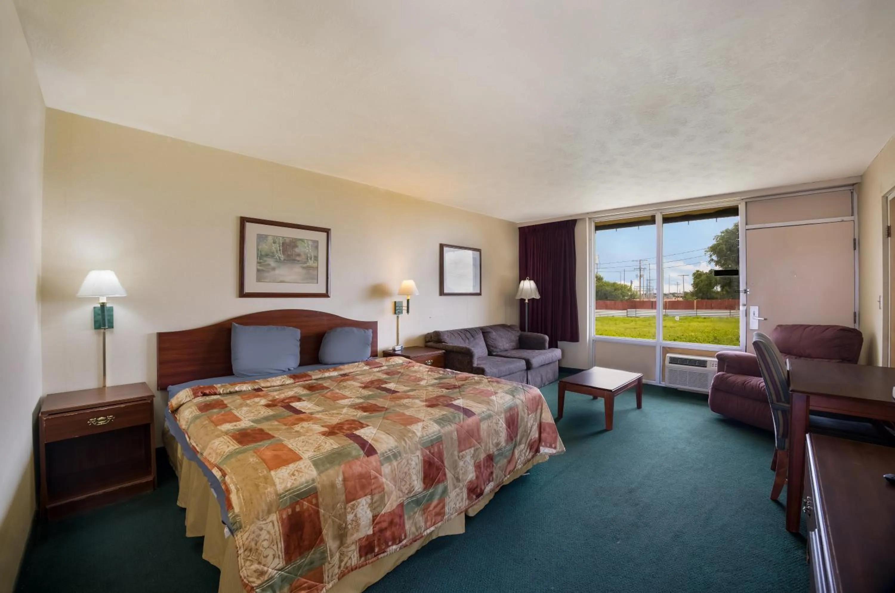 King Room - single occupancy - Smoking  in Travelodge by Wyndham Oakley