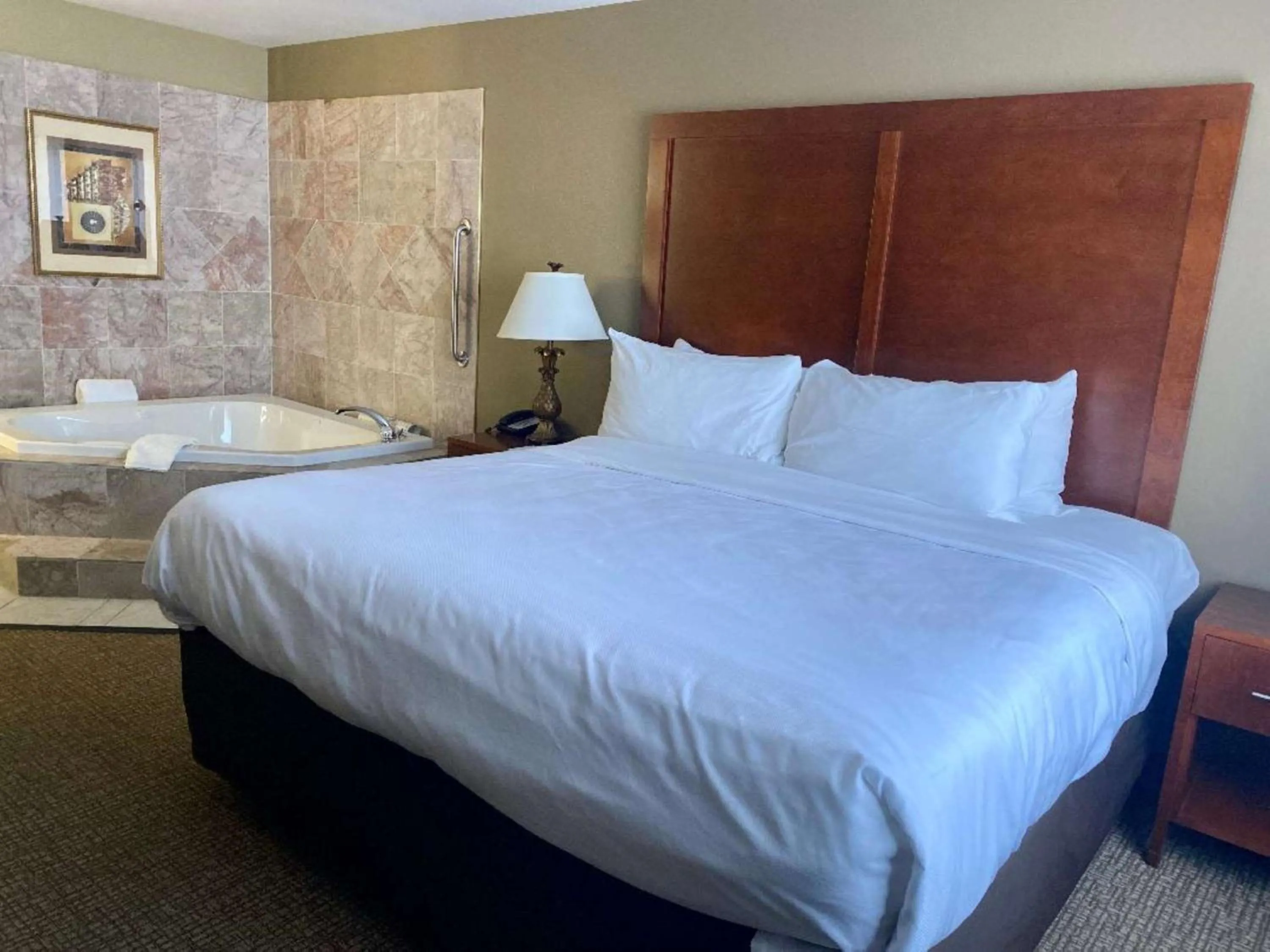 King Suite in Best Western Emporia Inn