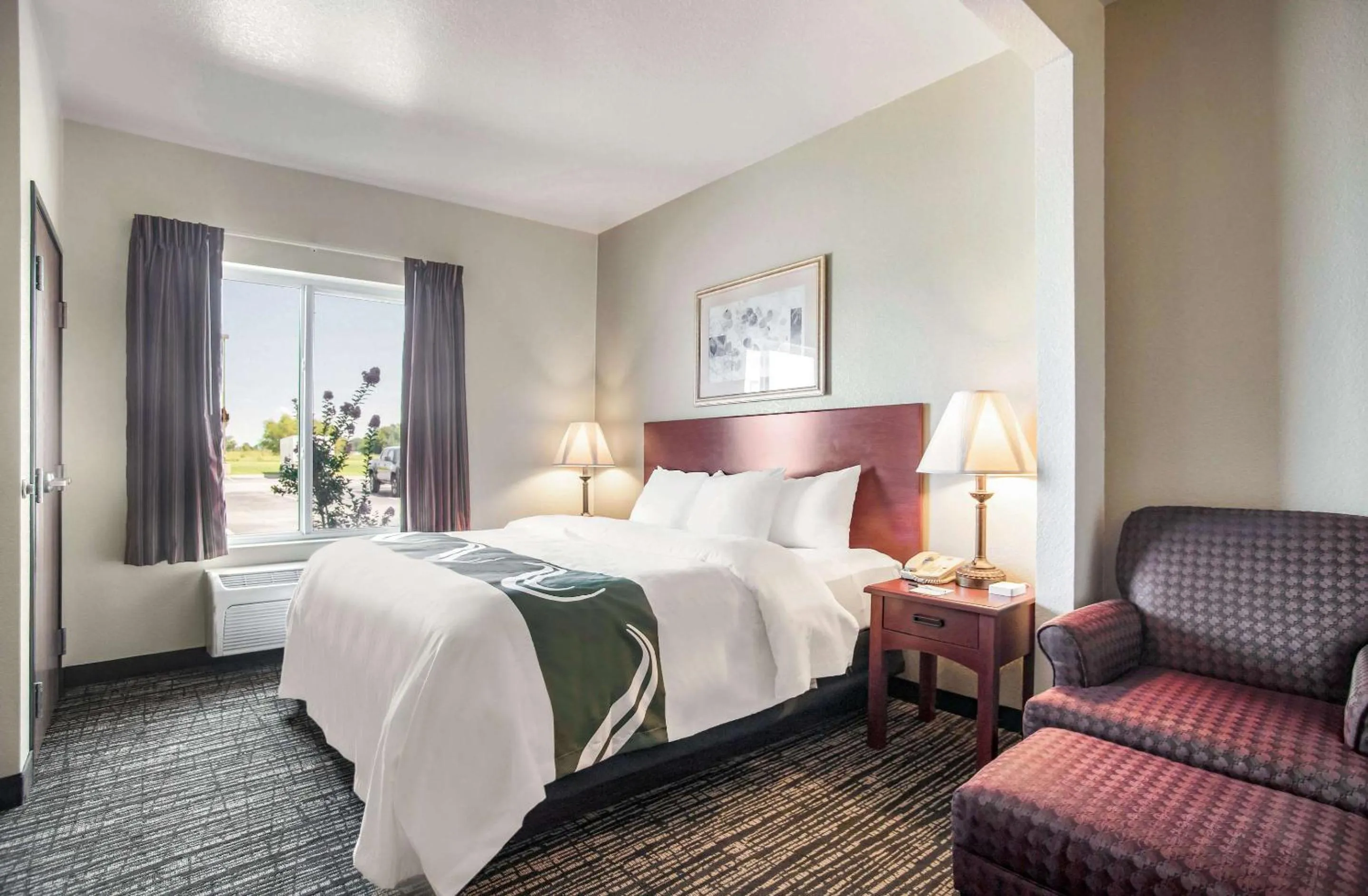 King Suite with Spa Bath in Quality Inn Parsons North