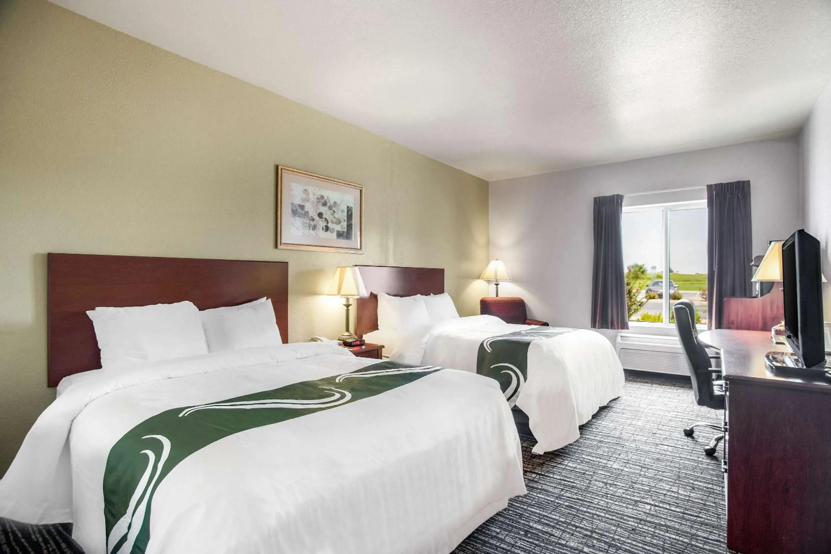 Queen Room with Two Queen Beds - Non-Smoking in Quality Inn Parsons North