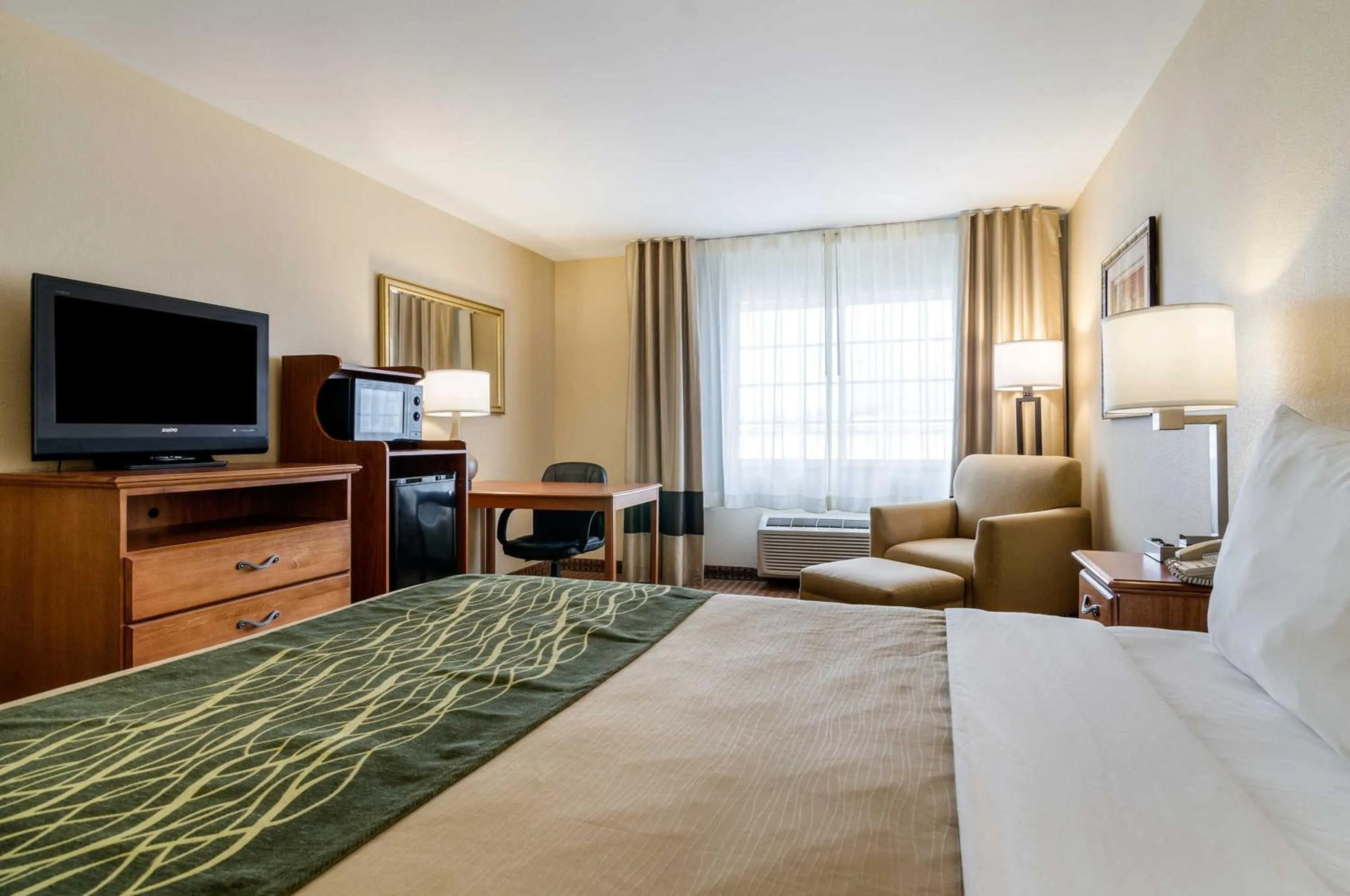 Deluxe King Room - Mobility Access/Non-Smoking in Super 8 by Wyndham Great Bend