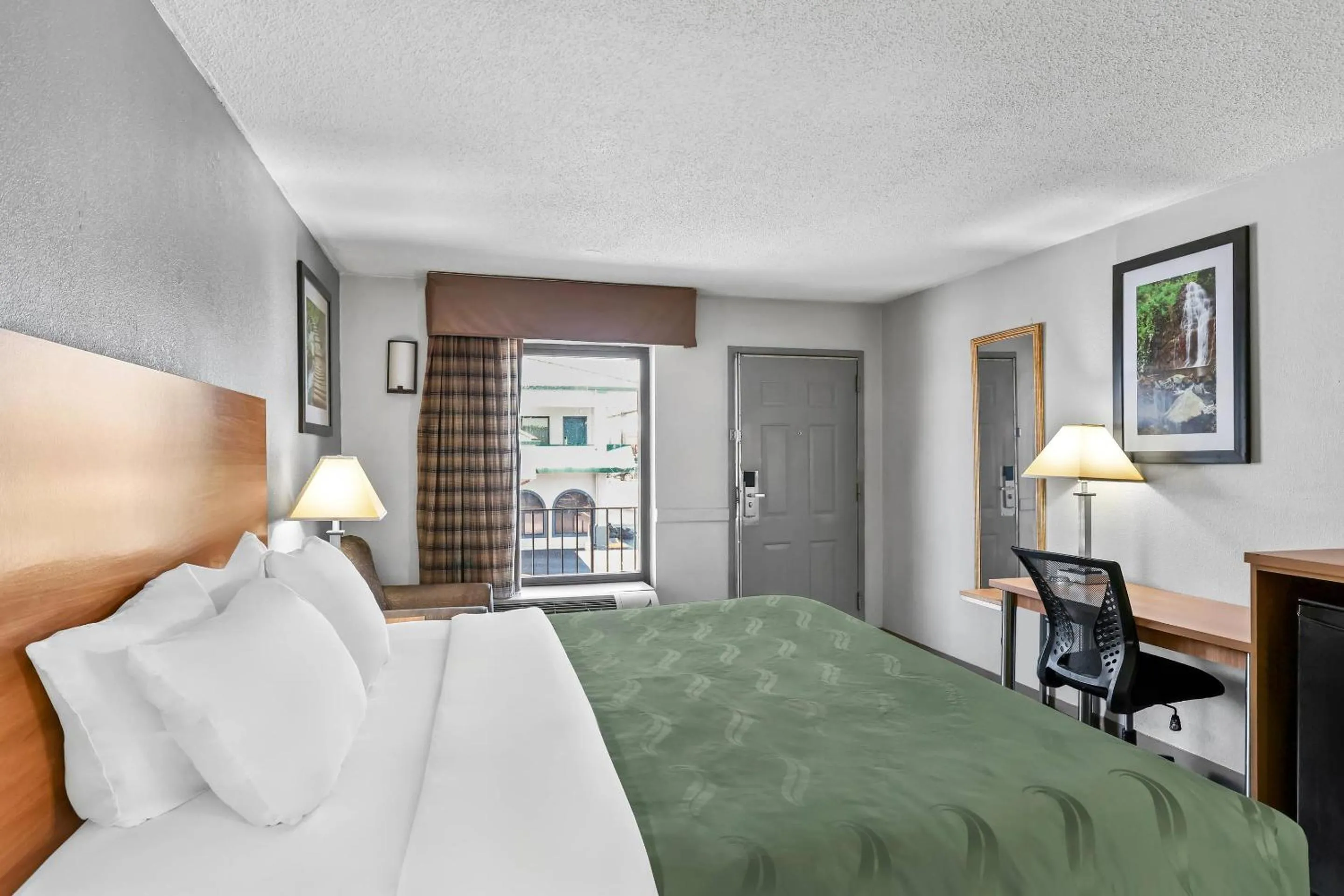 King Room - Accessible/Smoking in Quality Inn Bowling Green South