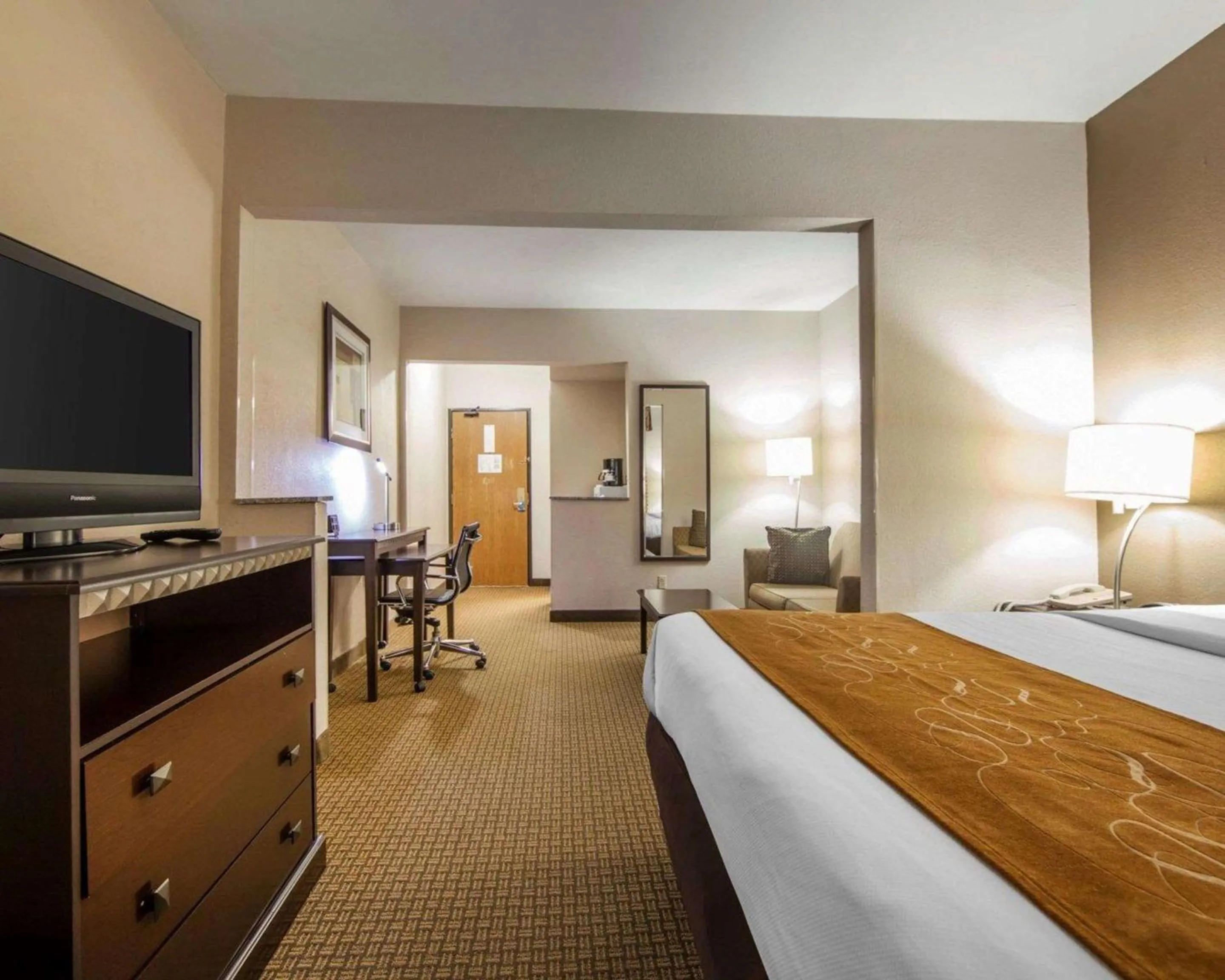 King Suite - Non-Smoking in Comfort Suites London South