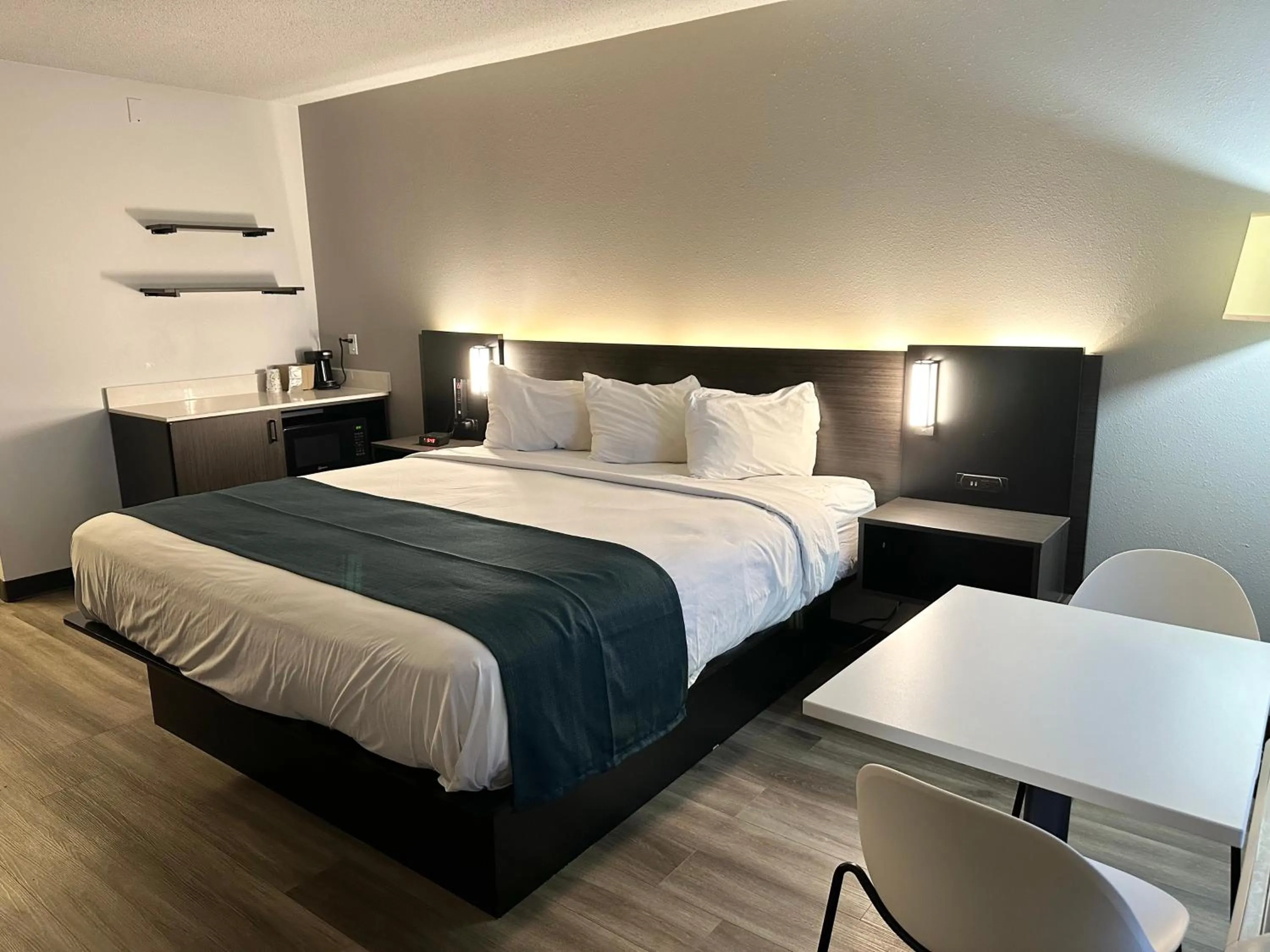 King Room - Non-Smoking in Studio 6 Suites Louisville KY Airport/Expo Center