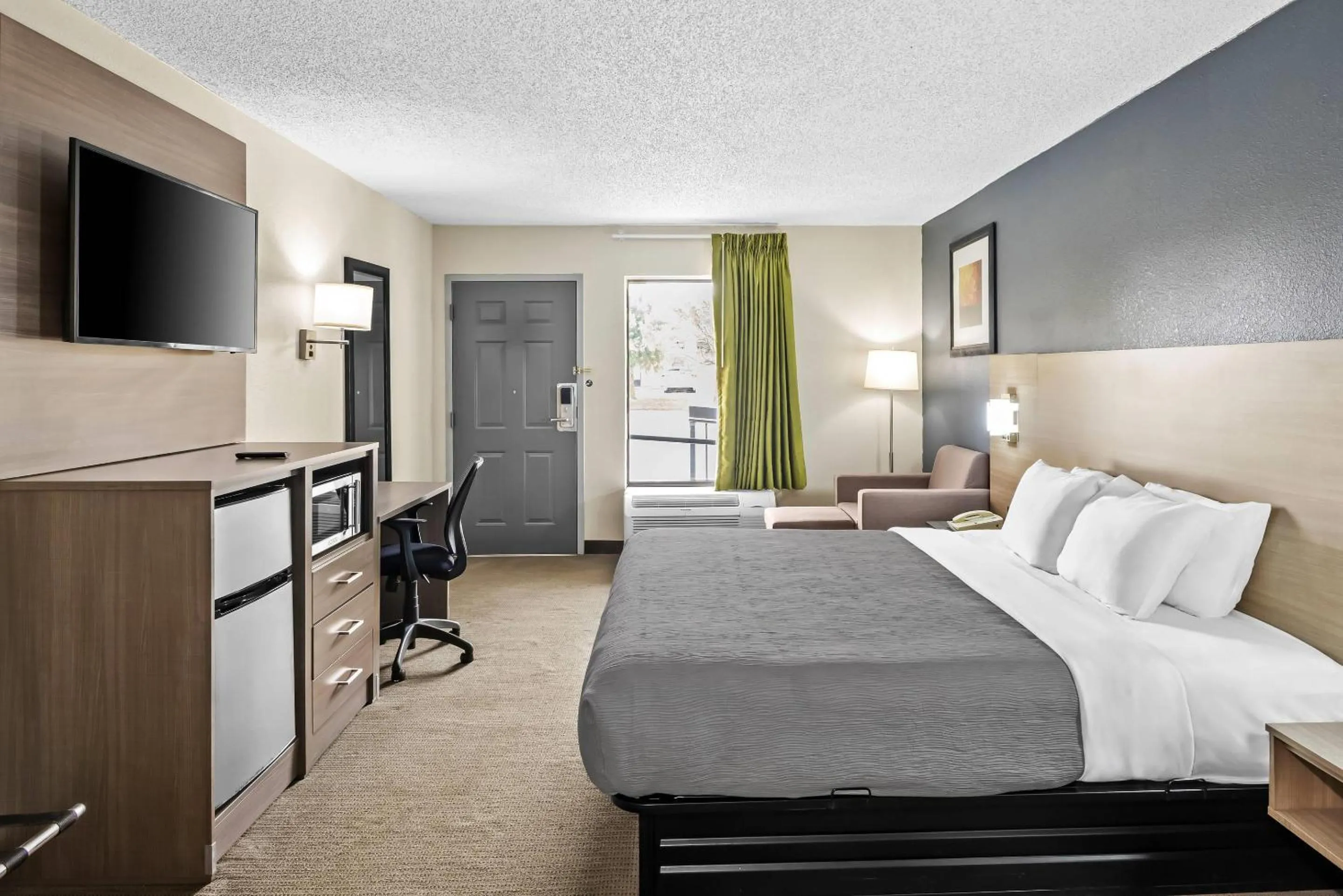 King Room with Roll-In Shower - Accessible/Non-Smoking in Quality Inn Oak Grove Fort Campbell