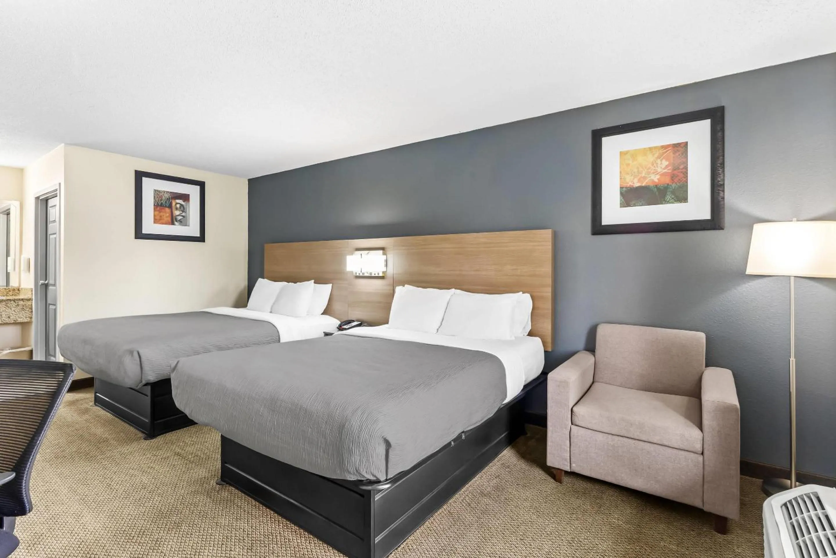 Queen Room with Two Queen Beds - Smoking in Quality Inn Oak Grove Fort Campbell