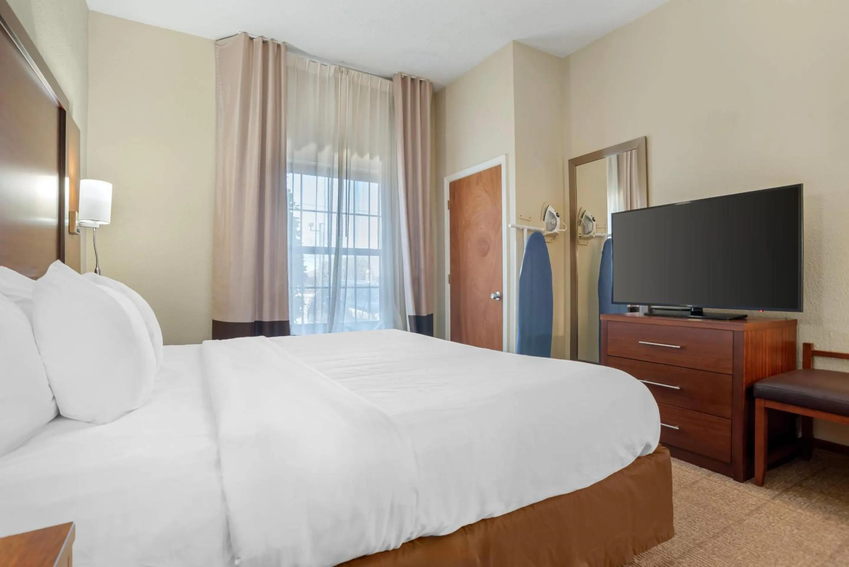 King Suite with Sofa Bed - Disability Access/Non-Smoking in Comfort Suites Monroe