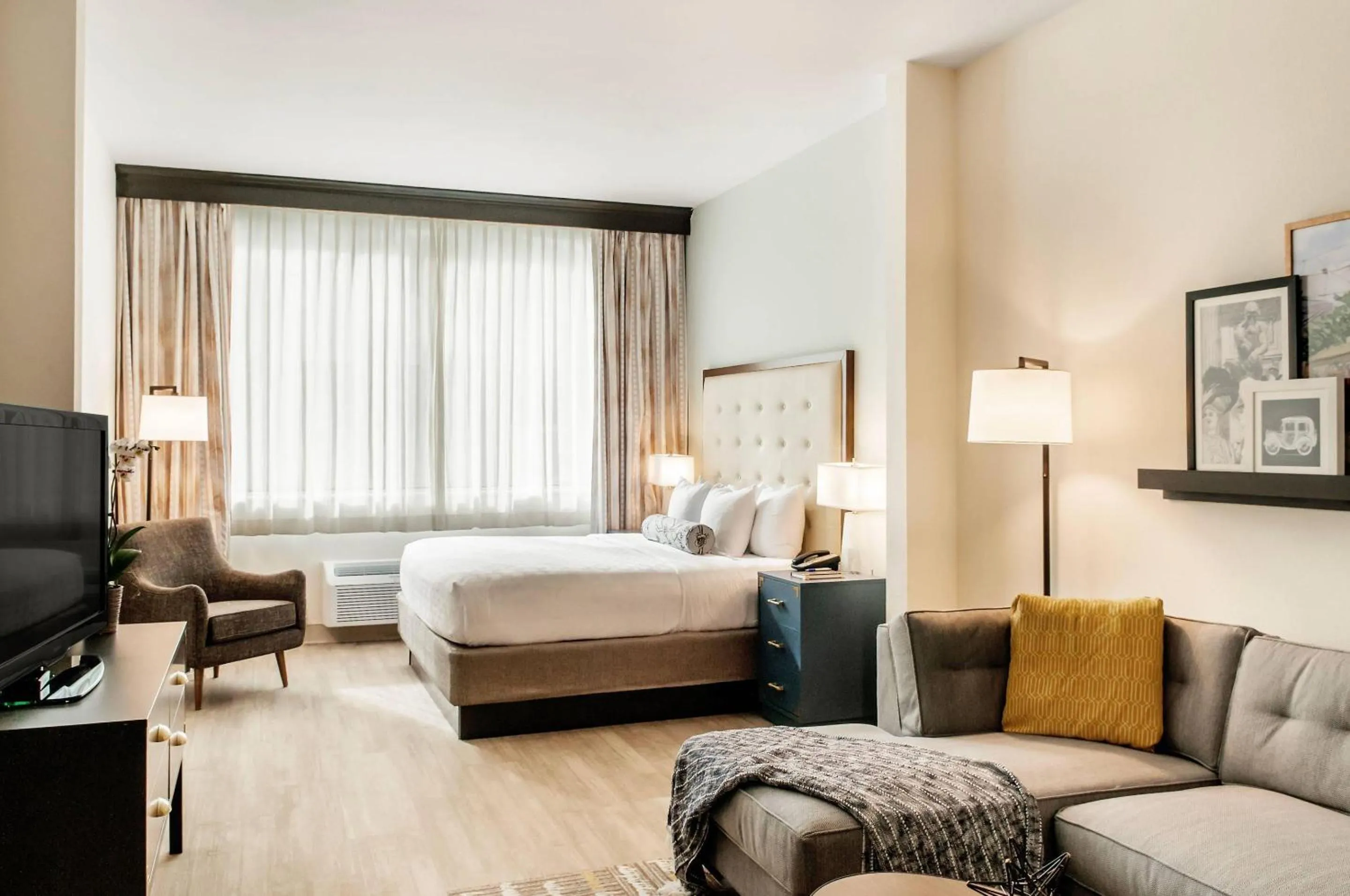 Deluxe King Room - Non-Smoking in St Charles Coach House, an Ascend Collection Hotel