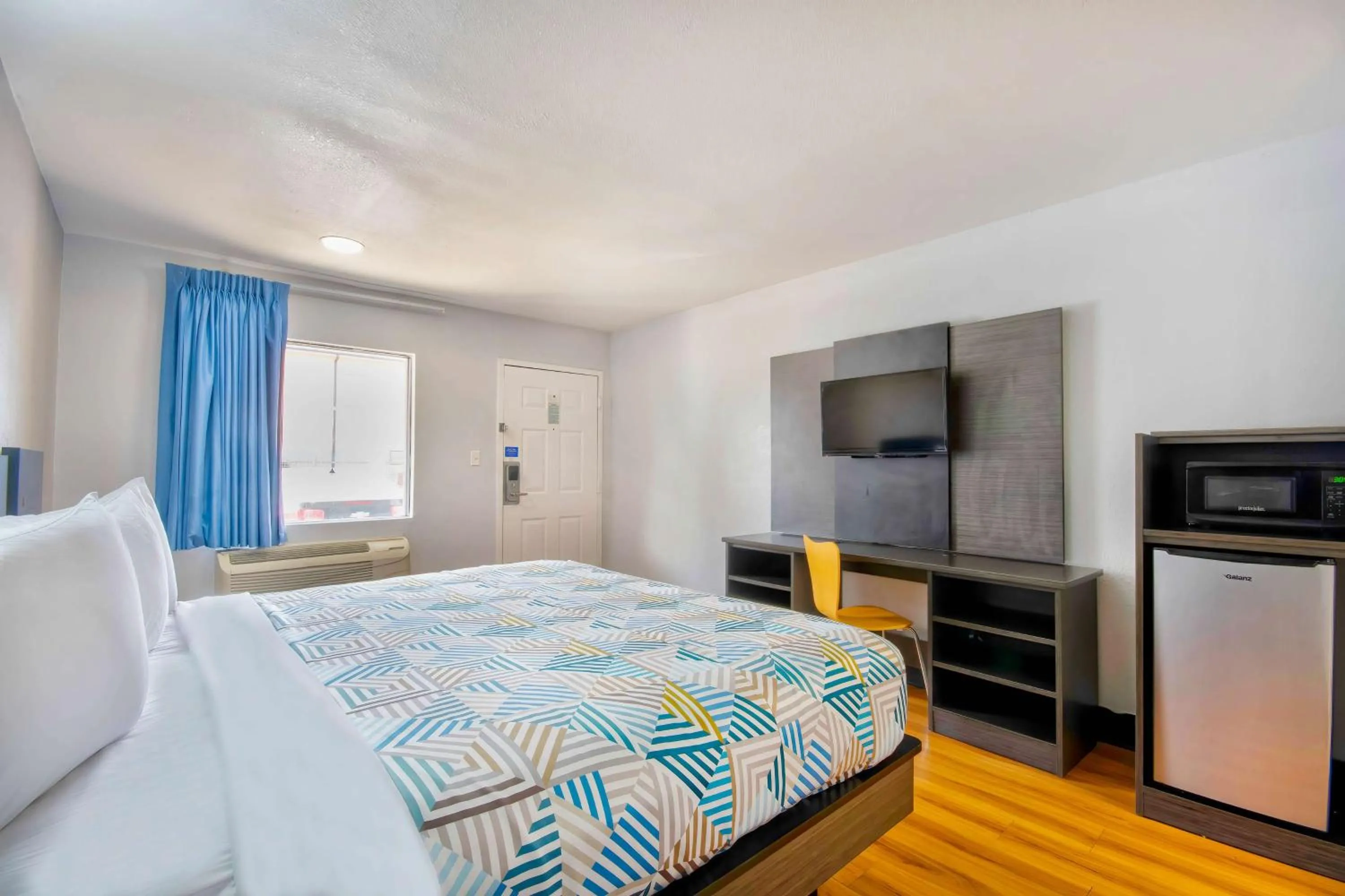 King Room - Disability Access - Non-Smoking in Motel 6-Sulphur, LA