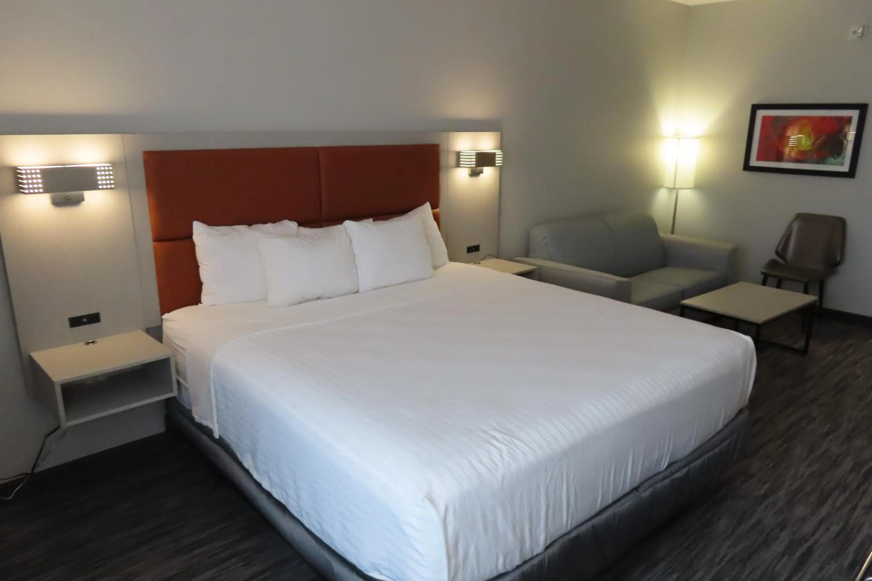 King Room with Bath Tub - Mobility Accessible in Best Western Heritage Inn & Suites