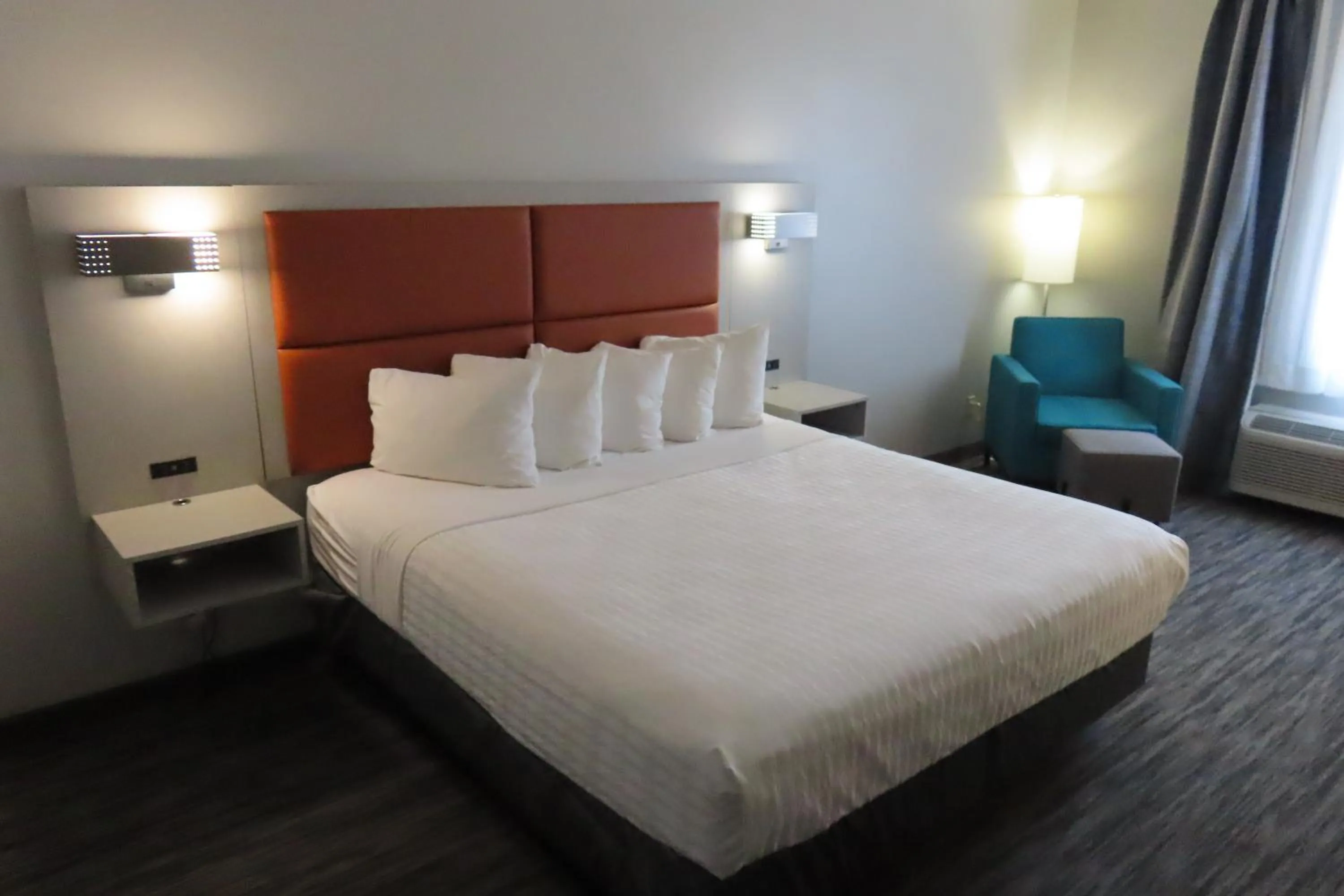 King Room with Roll-In Shower and Kitchenette - Disability Access/Non-Smoking in Best Western Heritage Inn & Suites