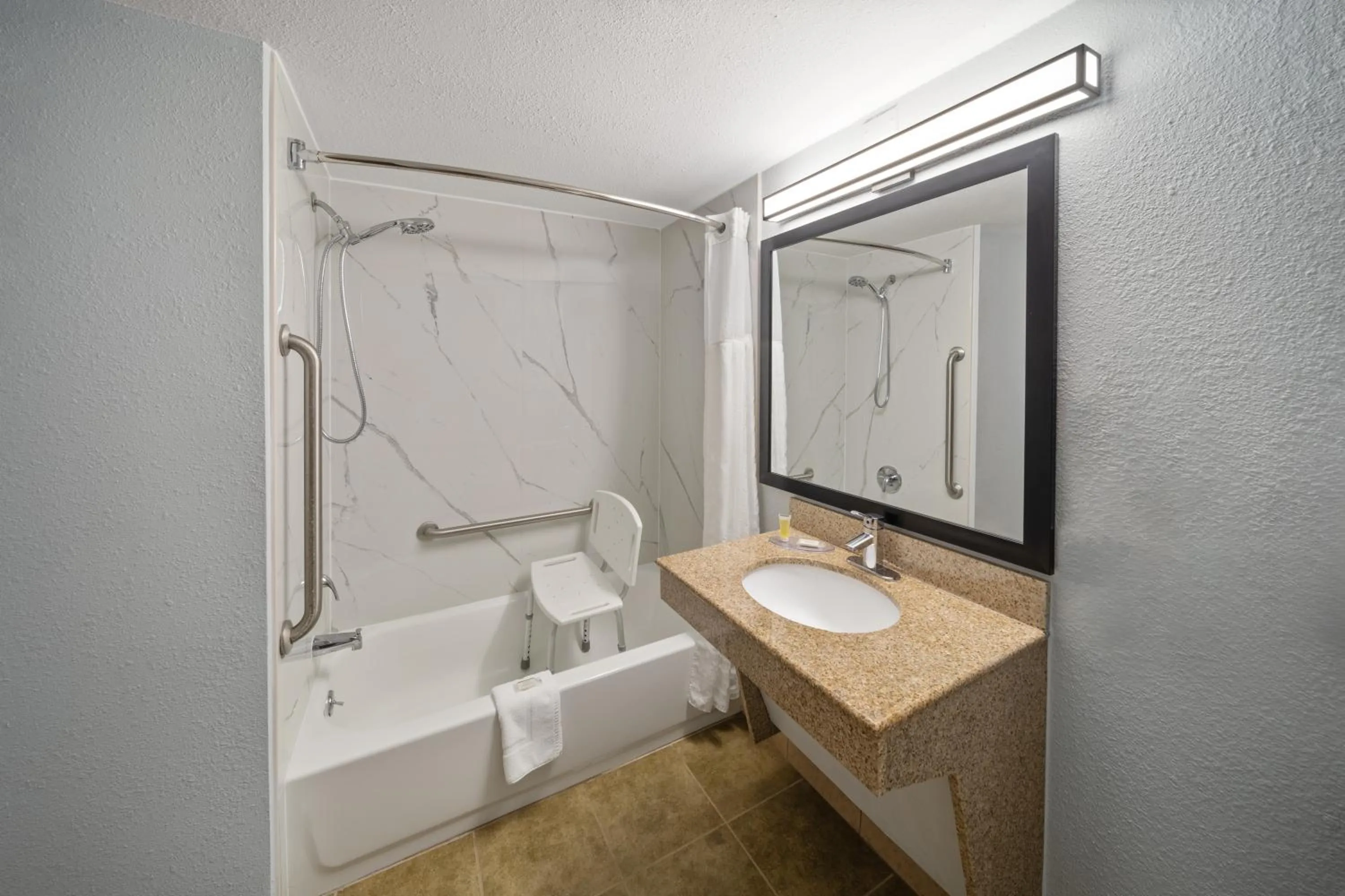 King Room with Tub and Grab Bars - Mobility/Hearing Accessible - Non-Smoking in Super 8 by Wyndham Alexandria LA