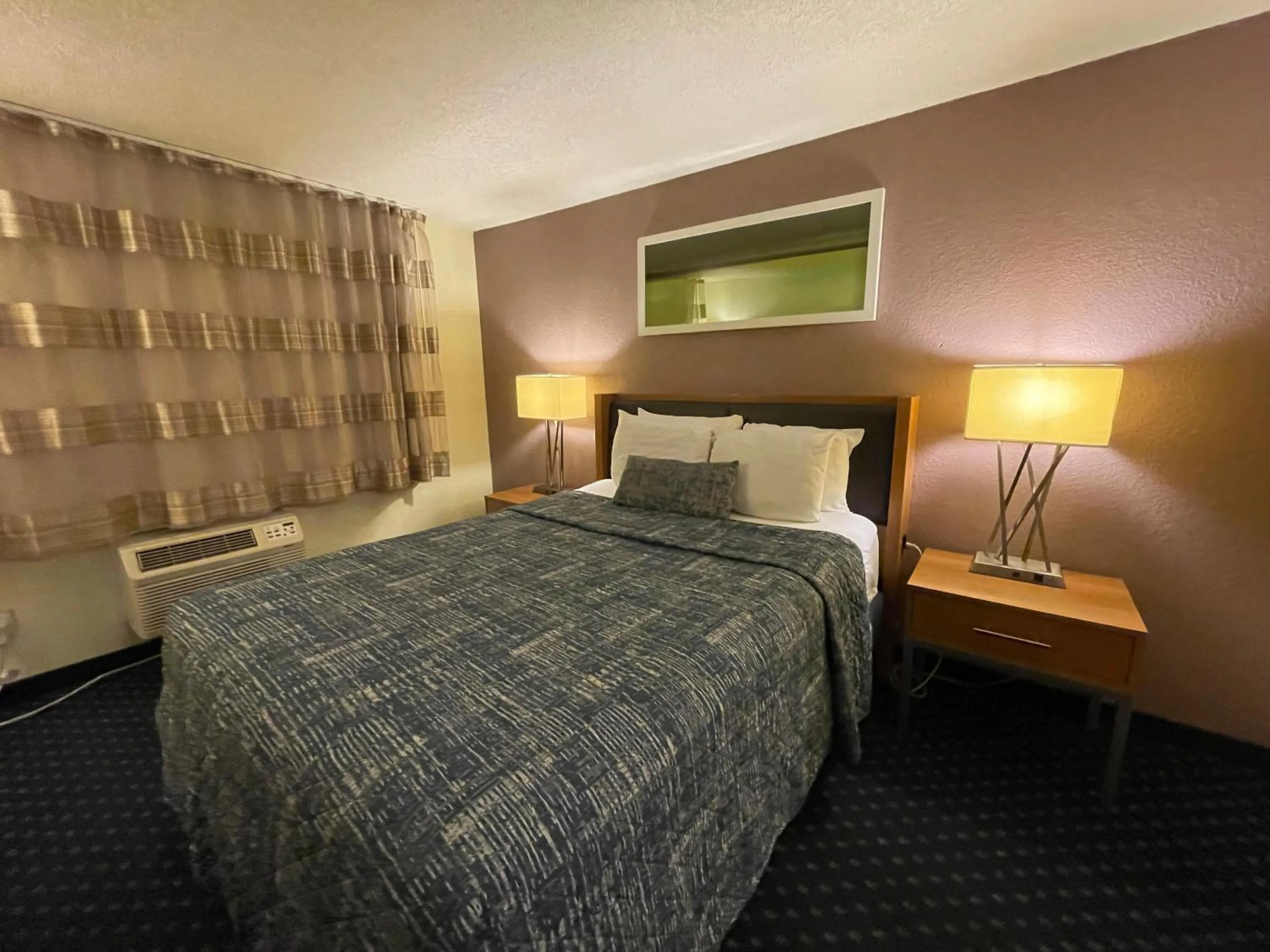 Standard Queen Room in Lakeside Inn