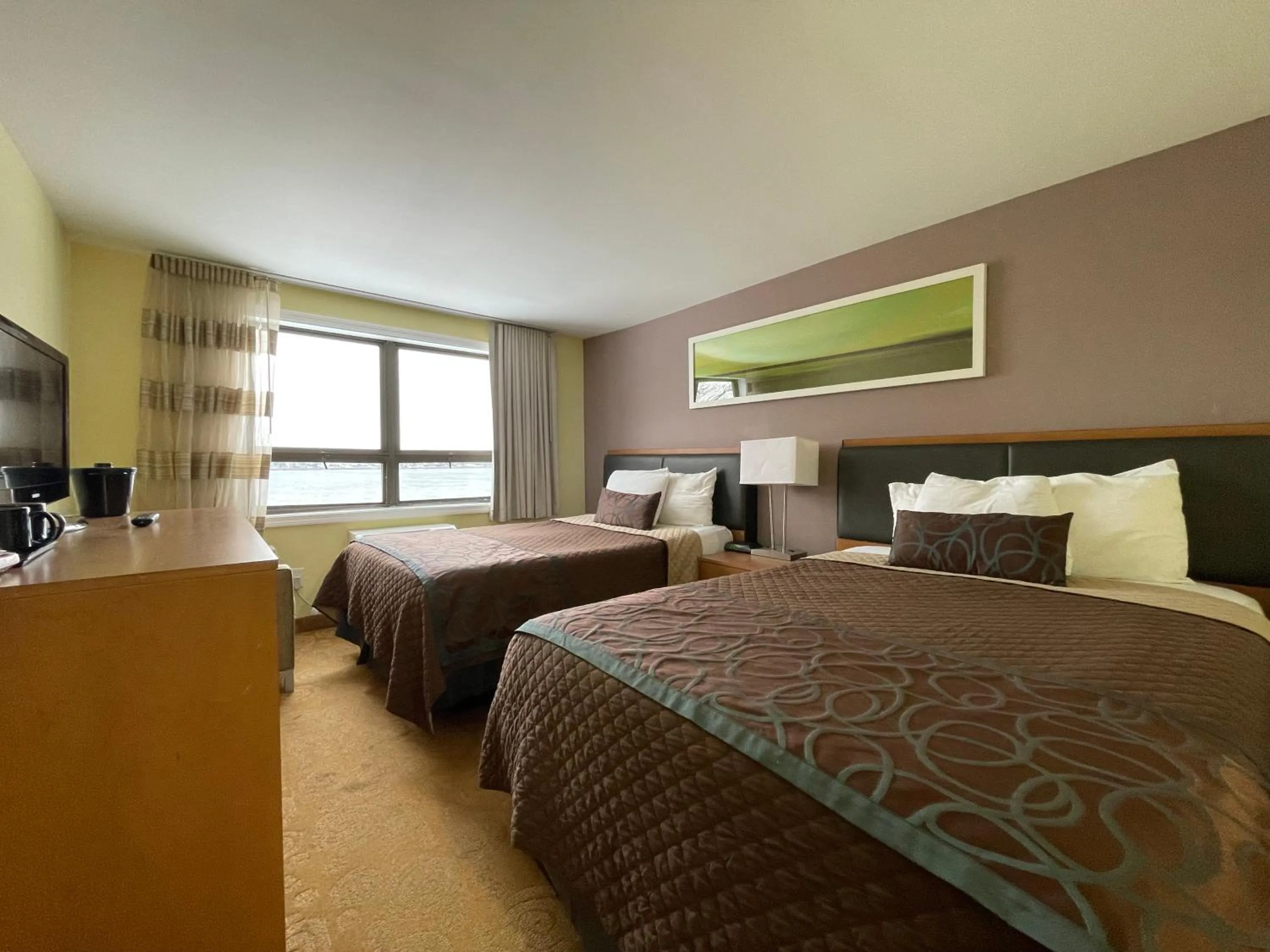 Double Room with Two Double Beds with Lake View in Lakeside Inn