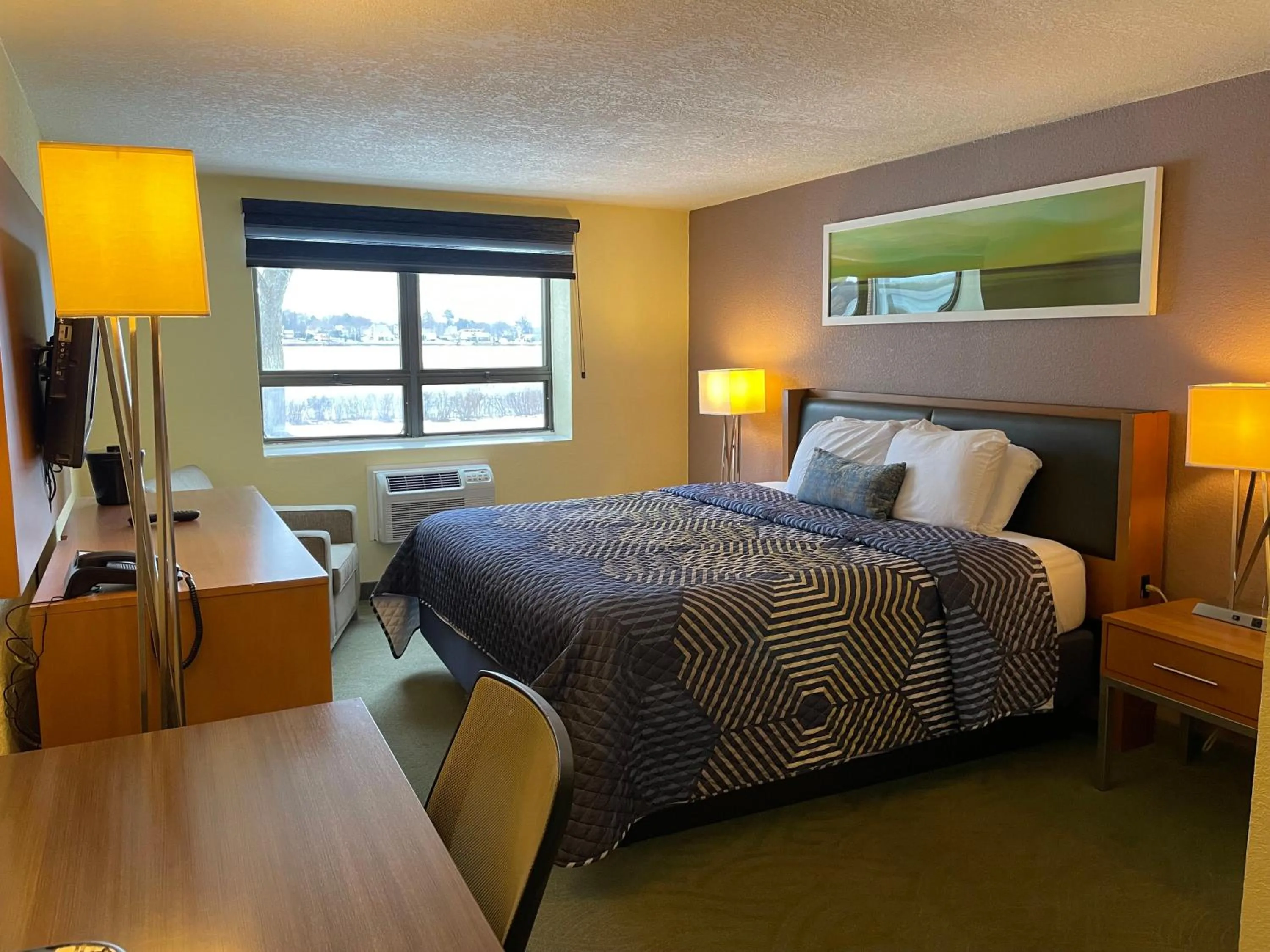 King Room with Lake View in Lakeside Inn