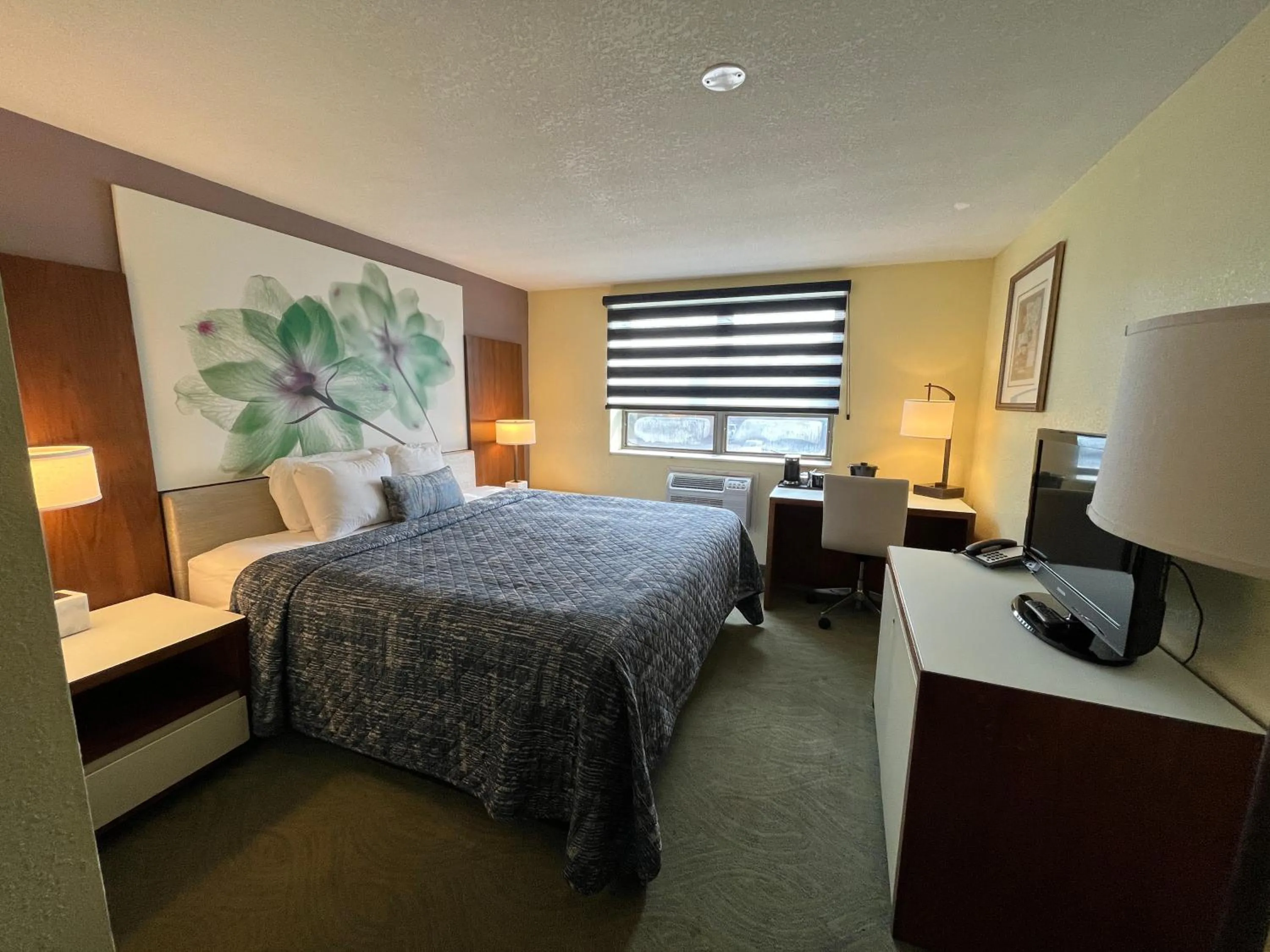 King Room in Lakeside Inn