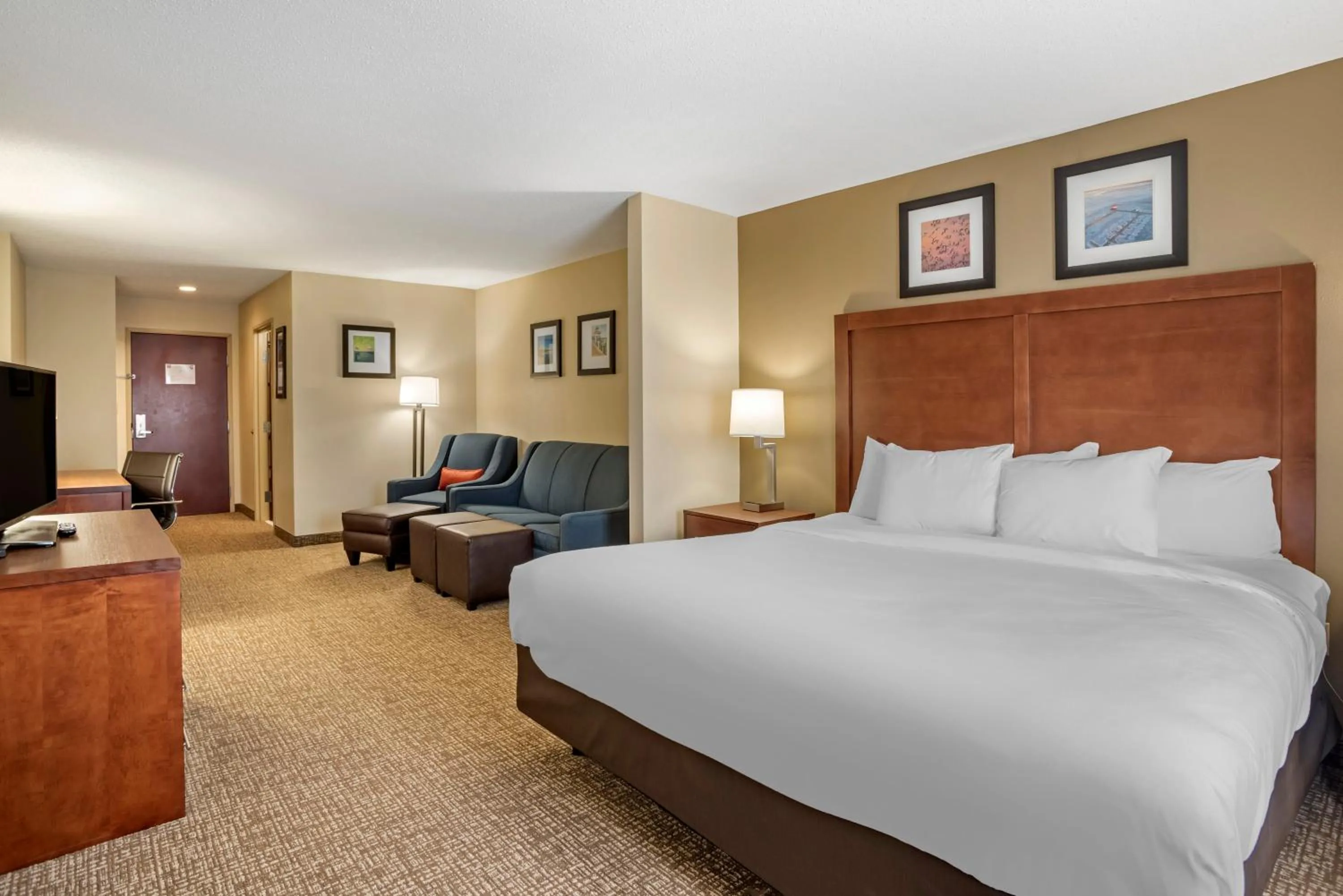 1 Room Suite, 1 King Bed, 2 Person Sofa Bed, Non-Smoking in Comfort Inn & Suites Cambridge