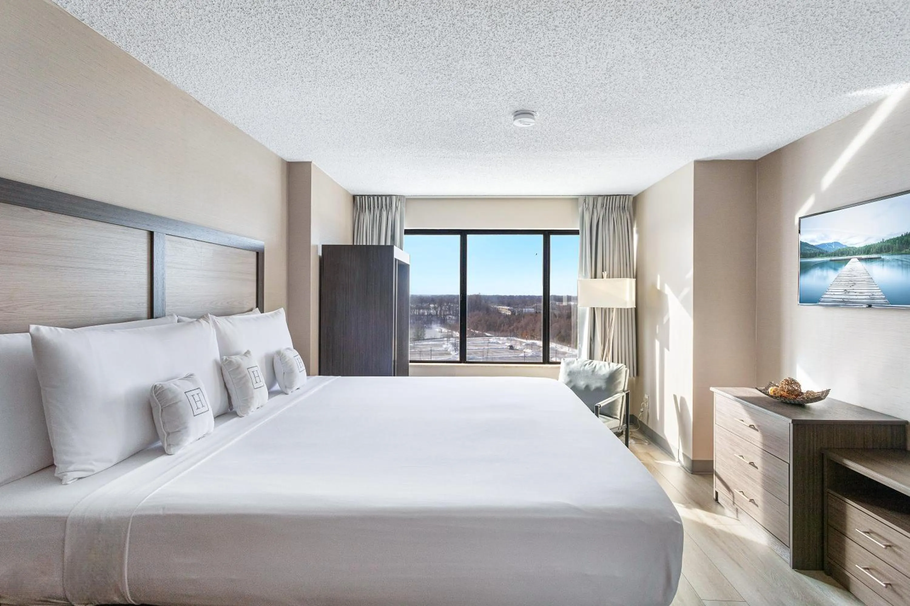 Deluxe King Suite in Harborside Hotel