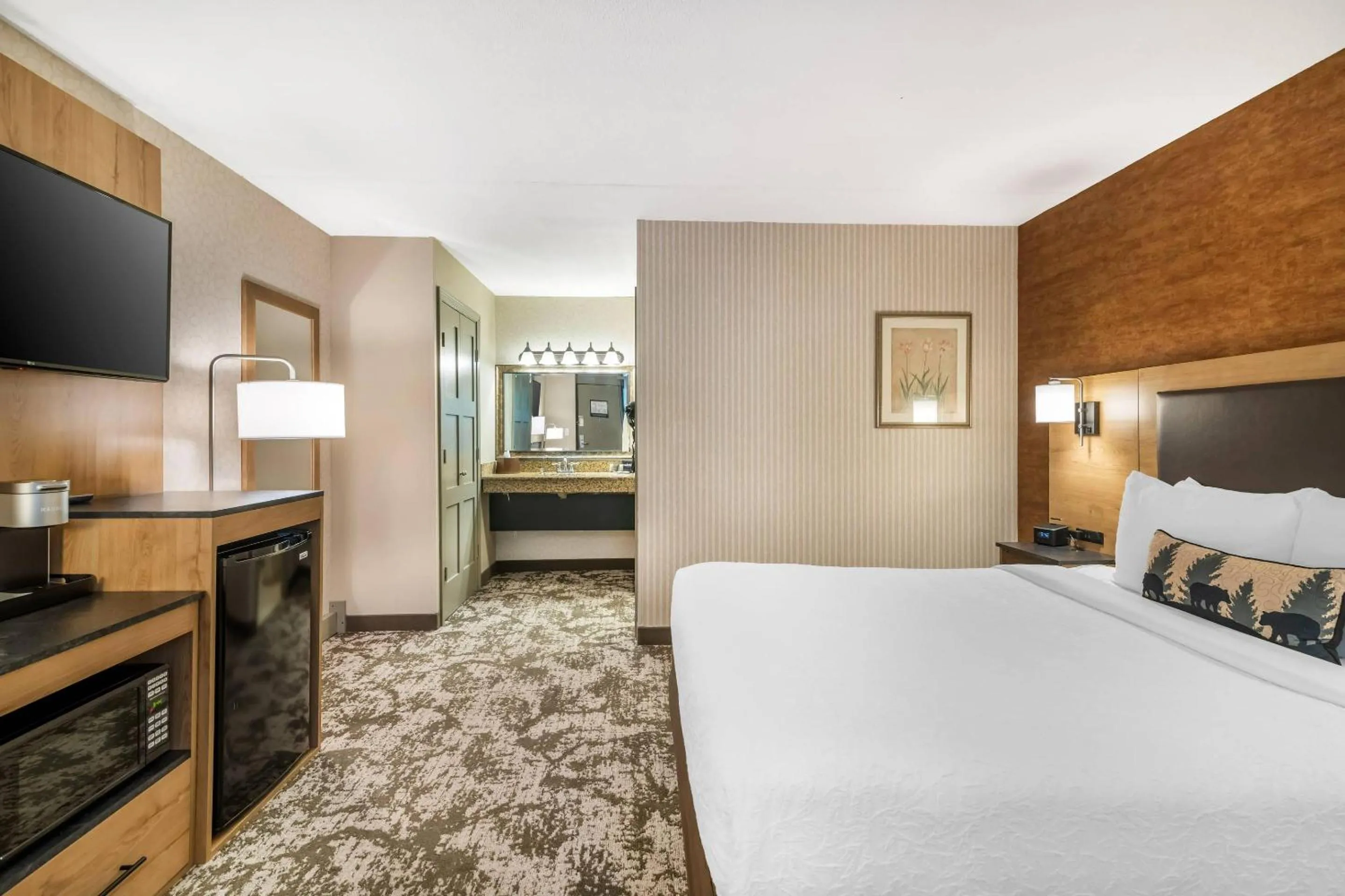 Queen Room - Accessible/Non-Smoking in Maine Evergreen Hotel, an Ascend Collection Hotel