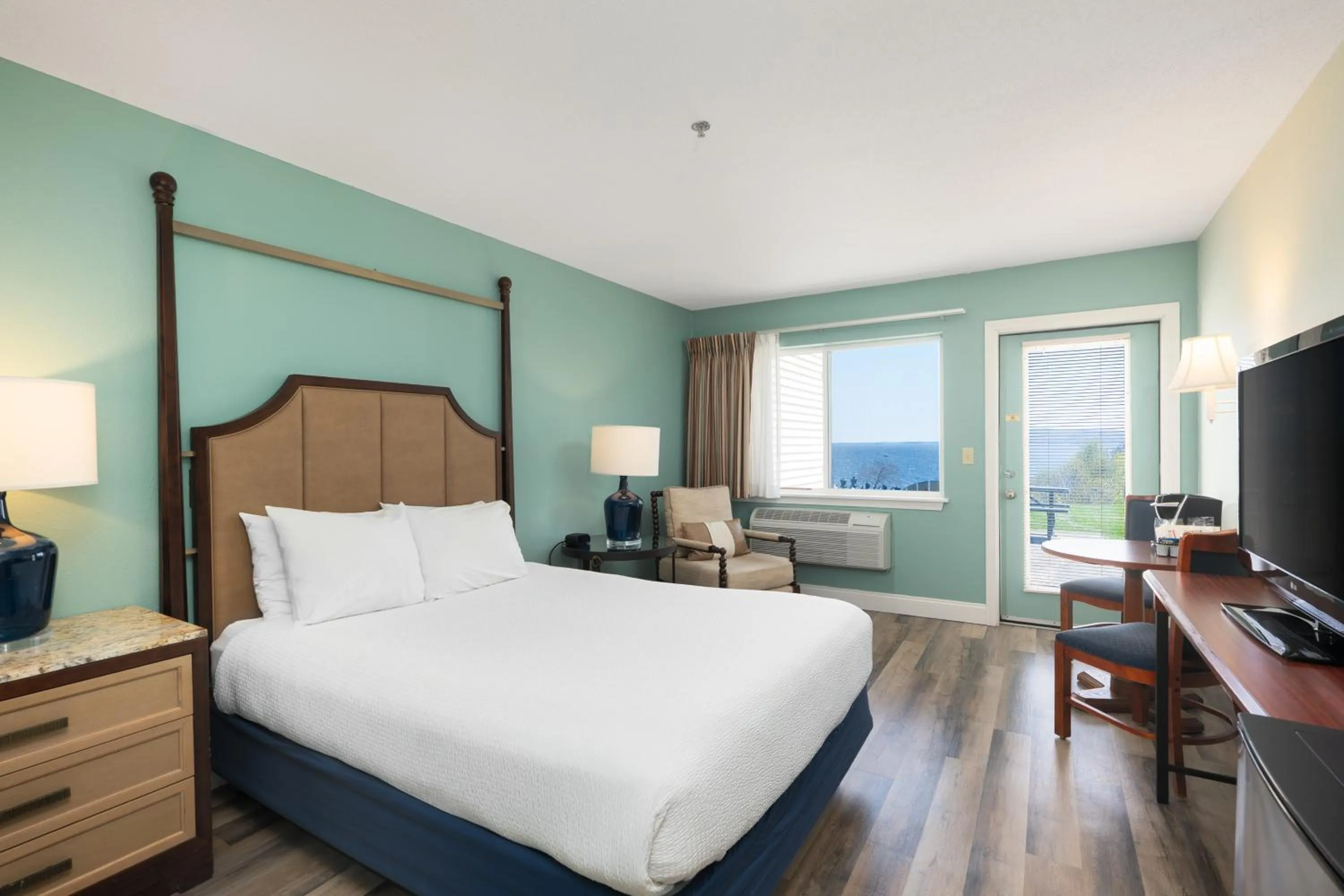 Queen Room - Disability Access in Fireside Inn, Ocean's Edge