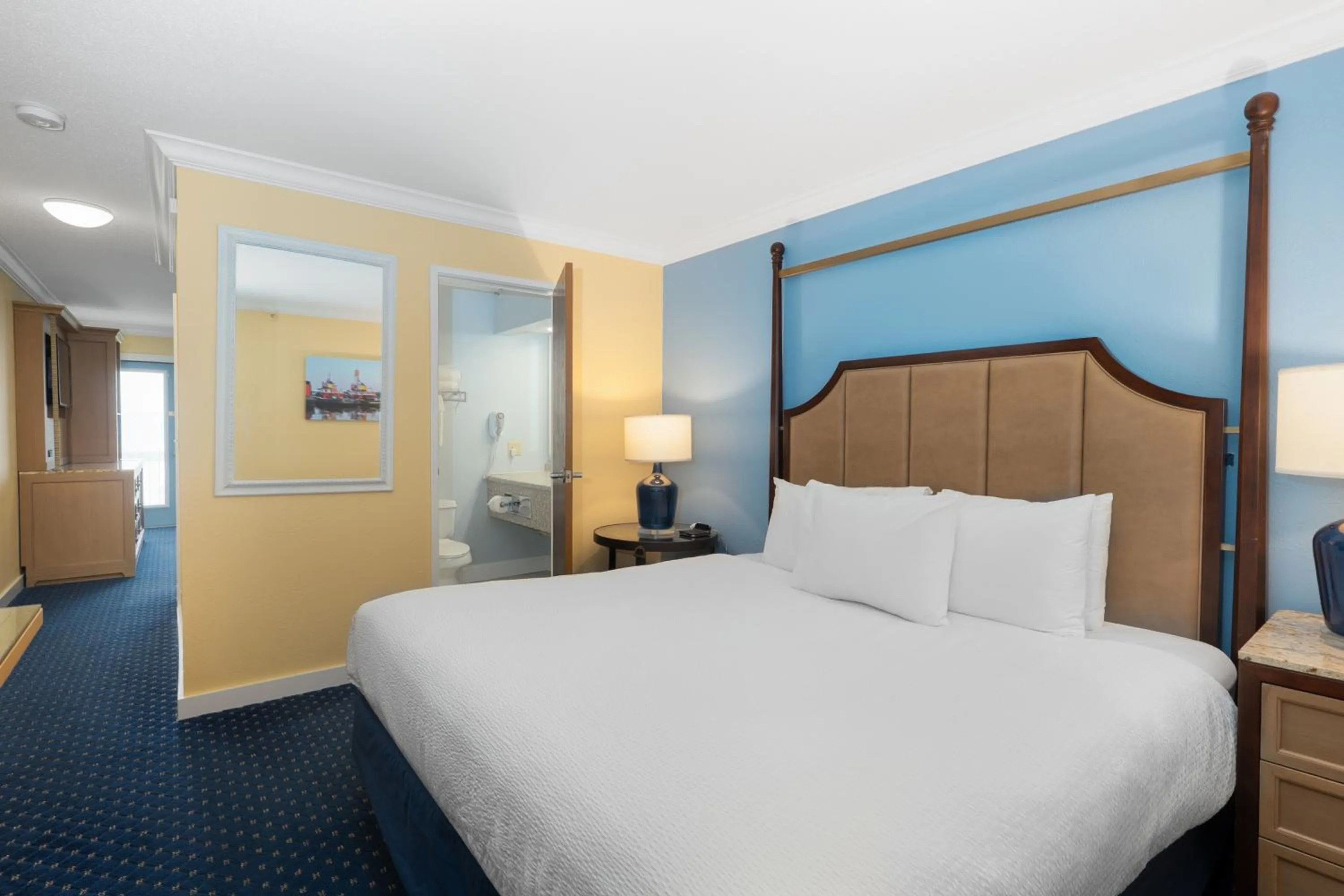 Bay View King Suite Top Floor - single occupancy in Fireside Inn, Ocean's Edge