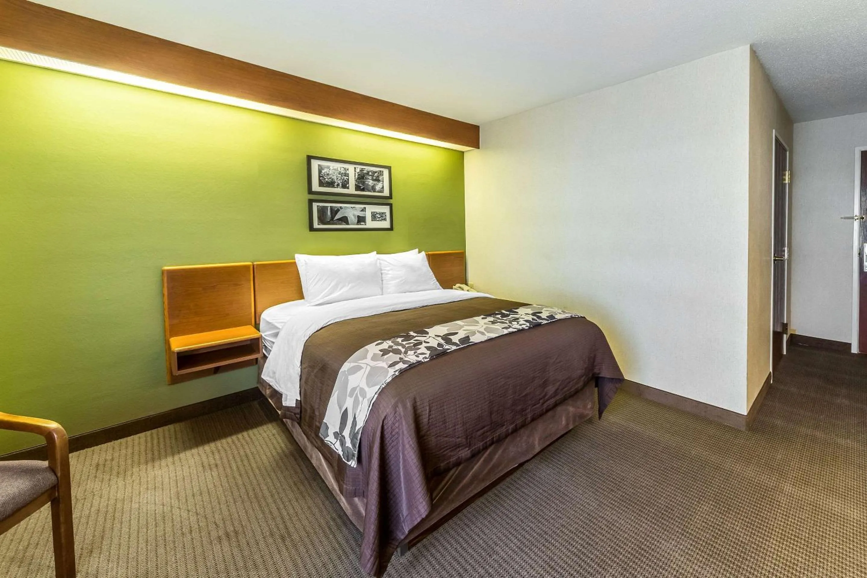 Queen Room with Accessible Tub - Accessible/Non-Smoking in Sleep Inn & Suites Bay View Acme - Traverse City