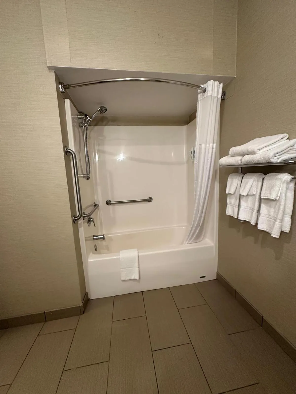 King Suite with Accessible Tub - Accessible/Non-Smoking in Comfort Suites South Haven near I-96