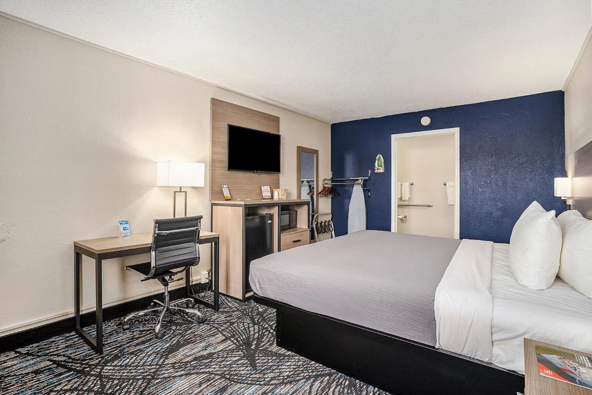 King Room - Accessible/Non-Smoking in Rodeway Inn Grand Haven