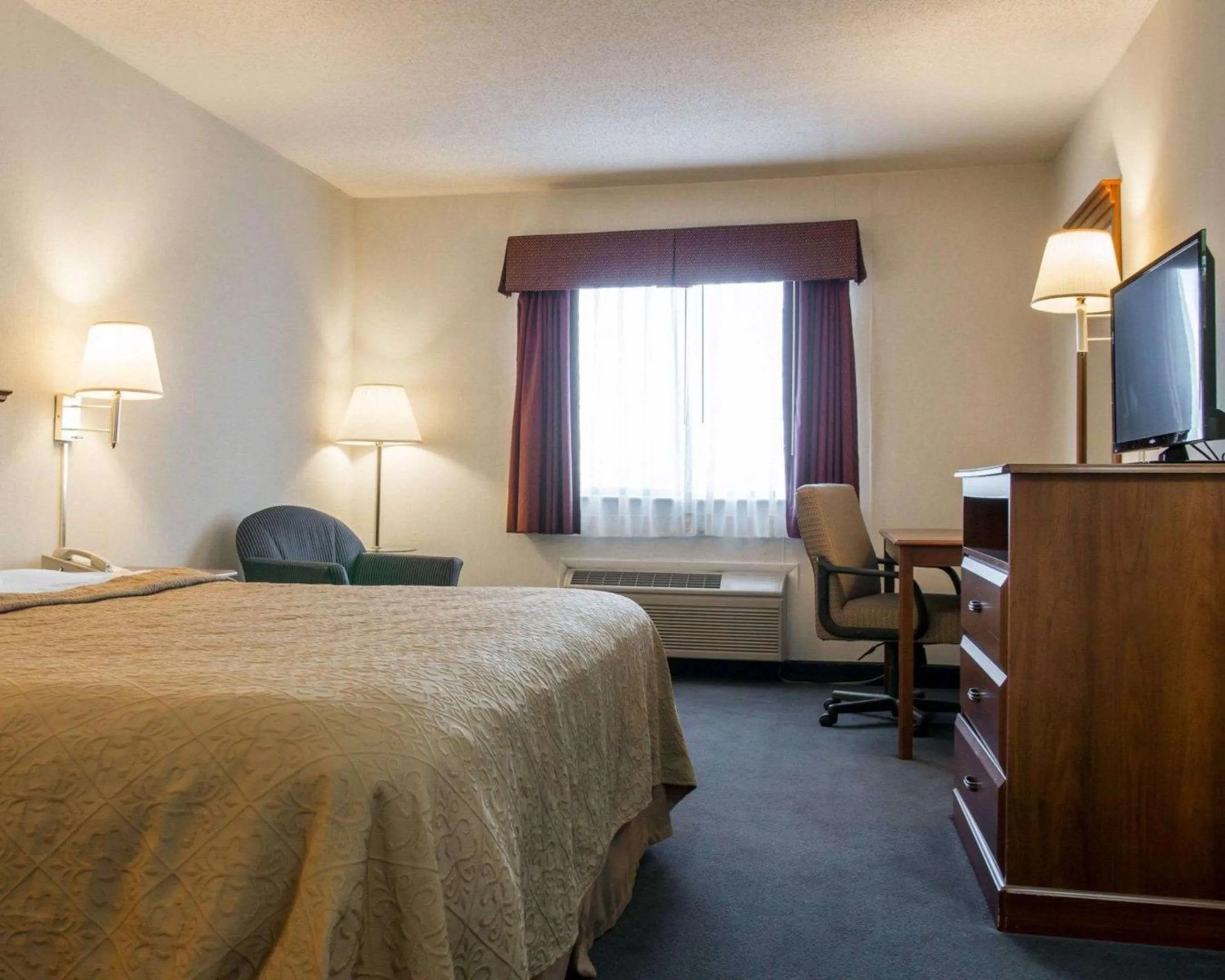 Queen Room - Non-Smoking in Quality Inn Hudsonville South